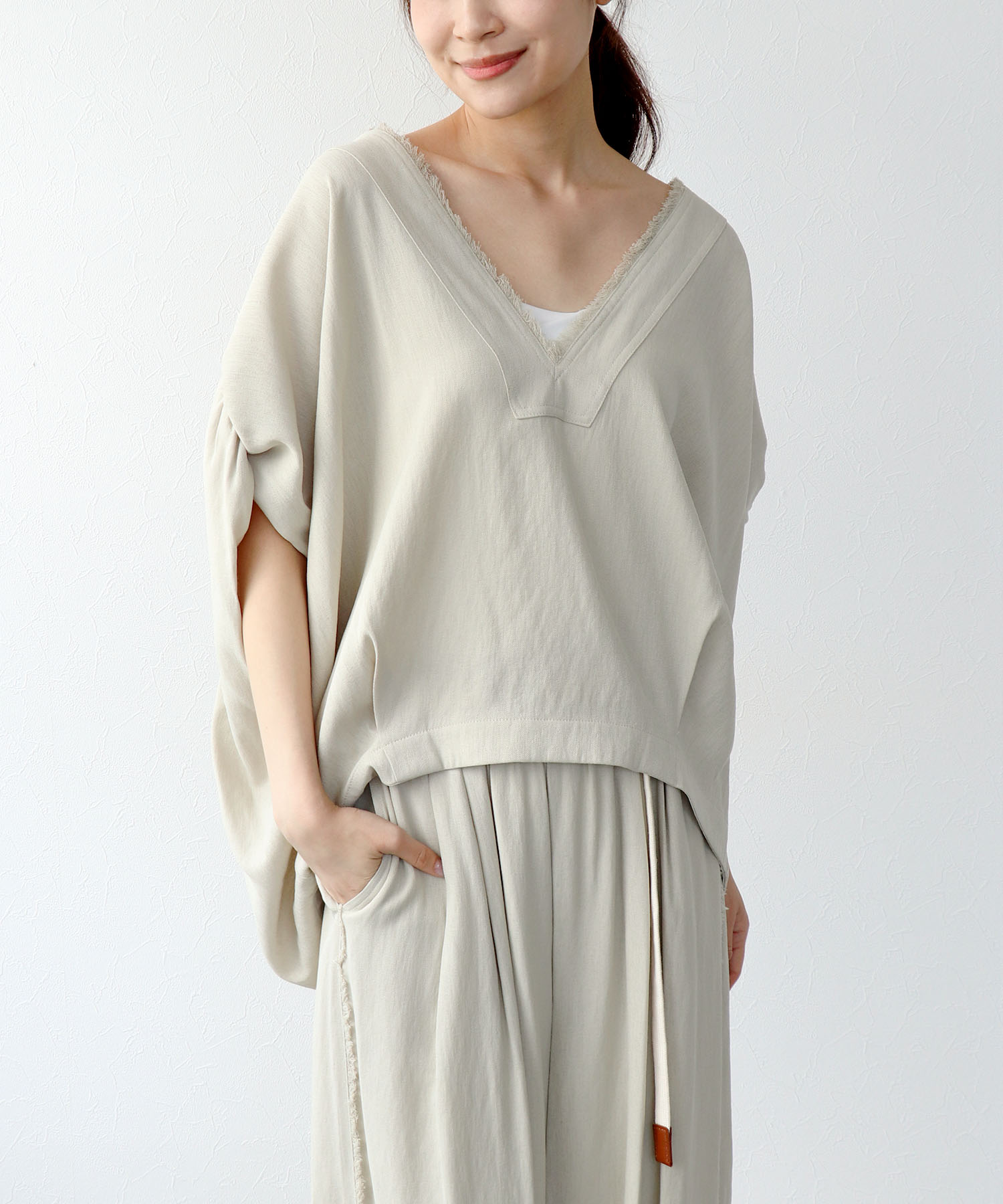 Vネックフリンジスリーブブラウス