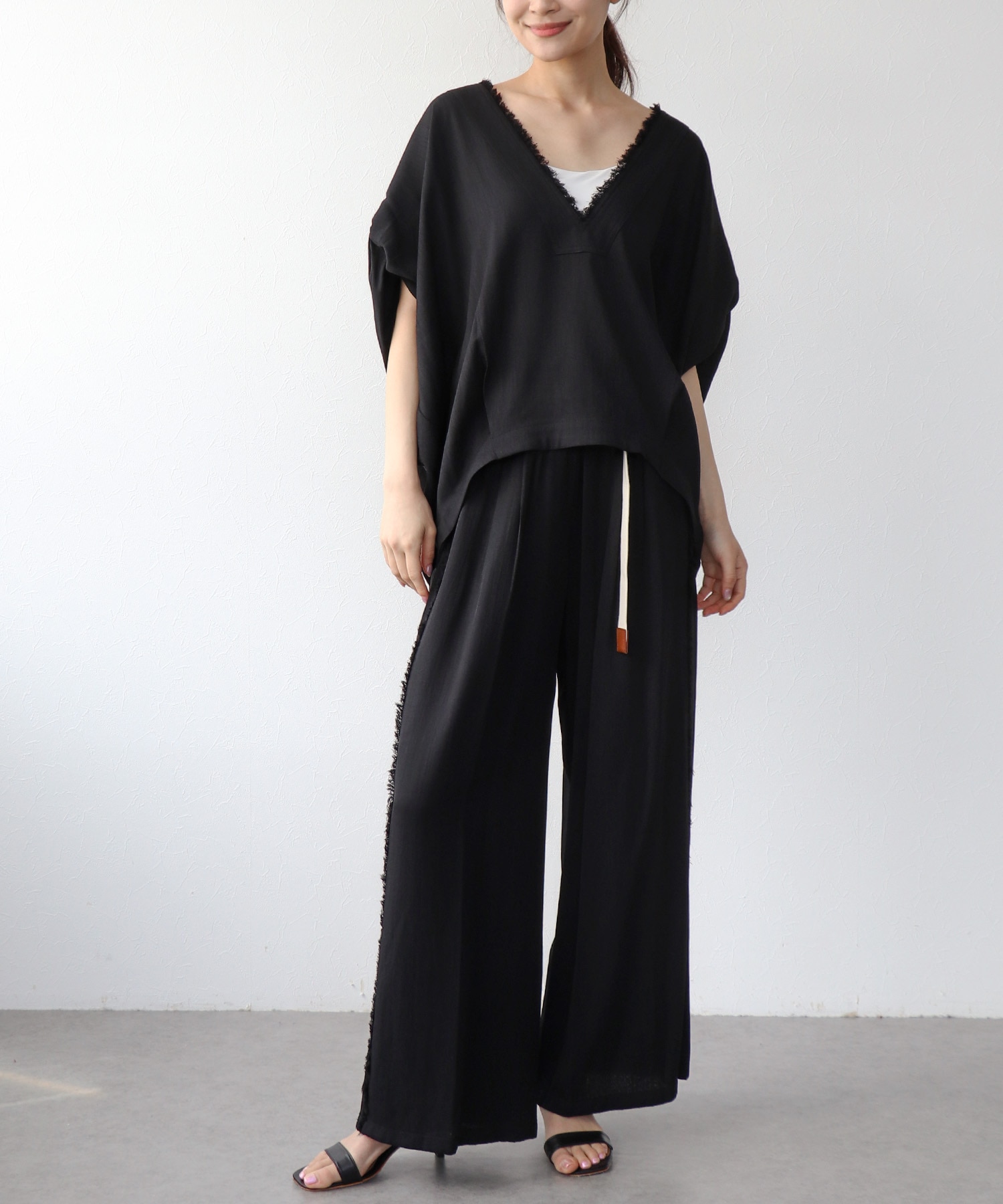 Vネックフリンジスリーブブラウス