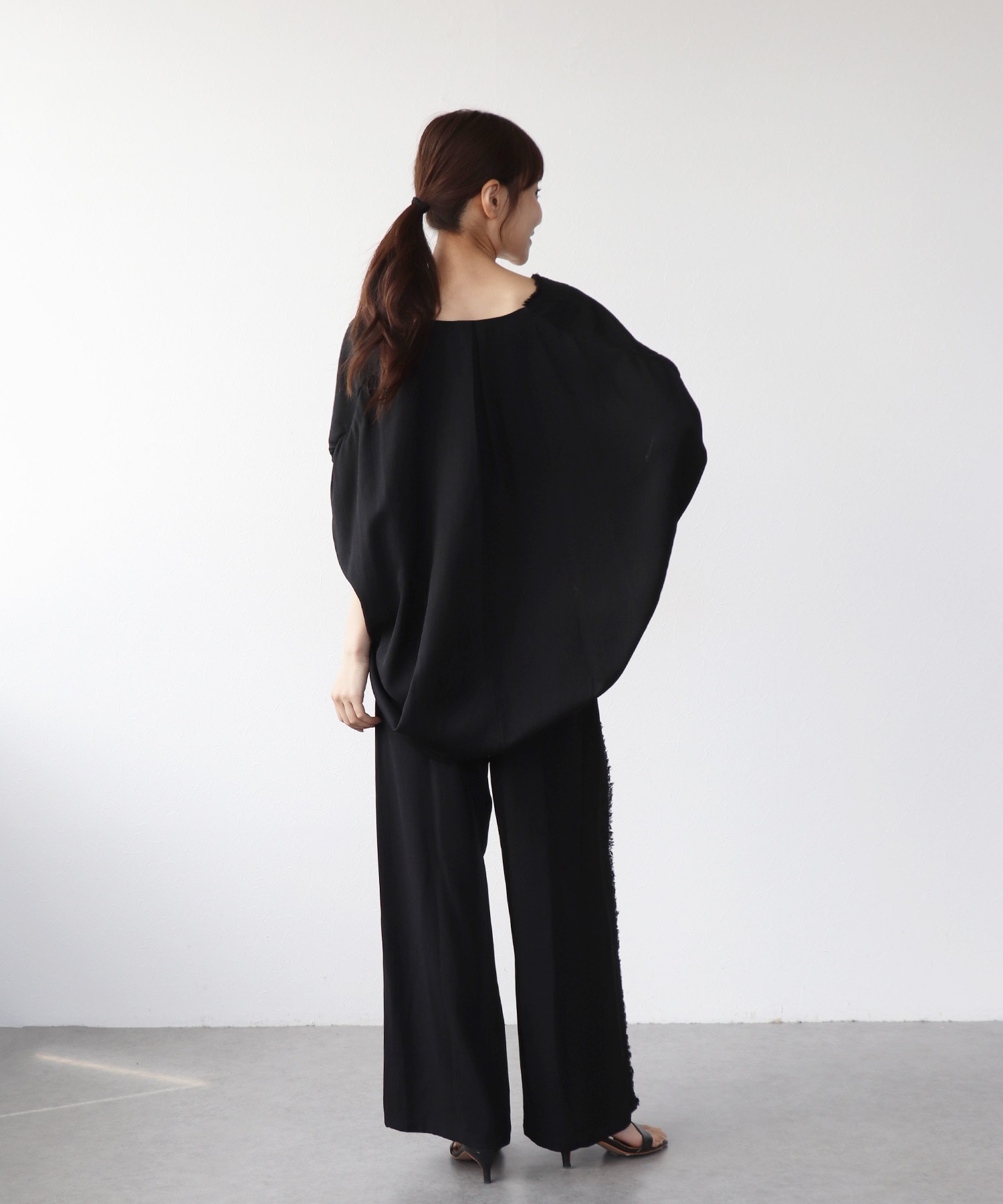 Vネックフリンジスリーブブラウス