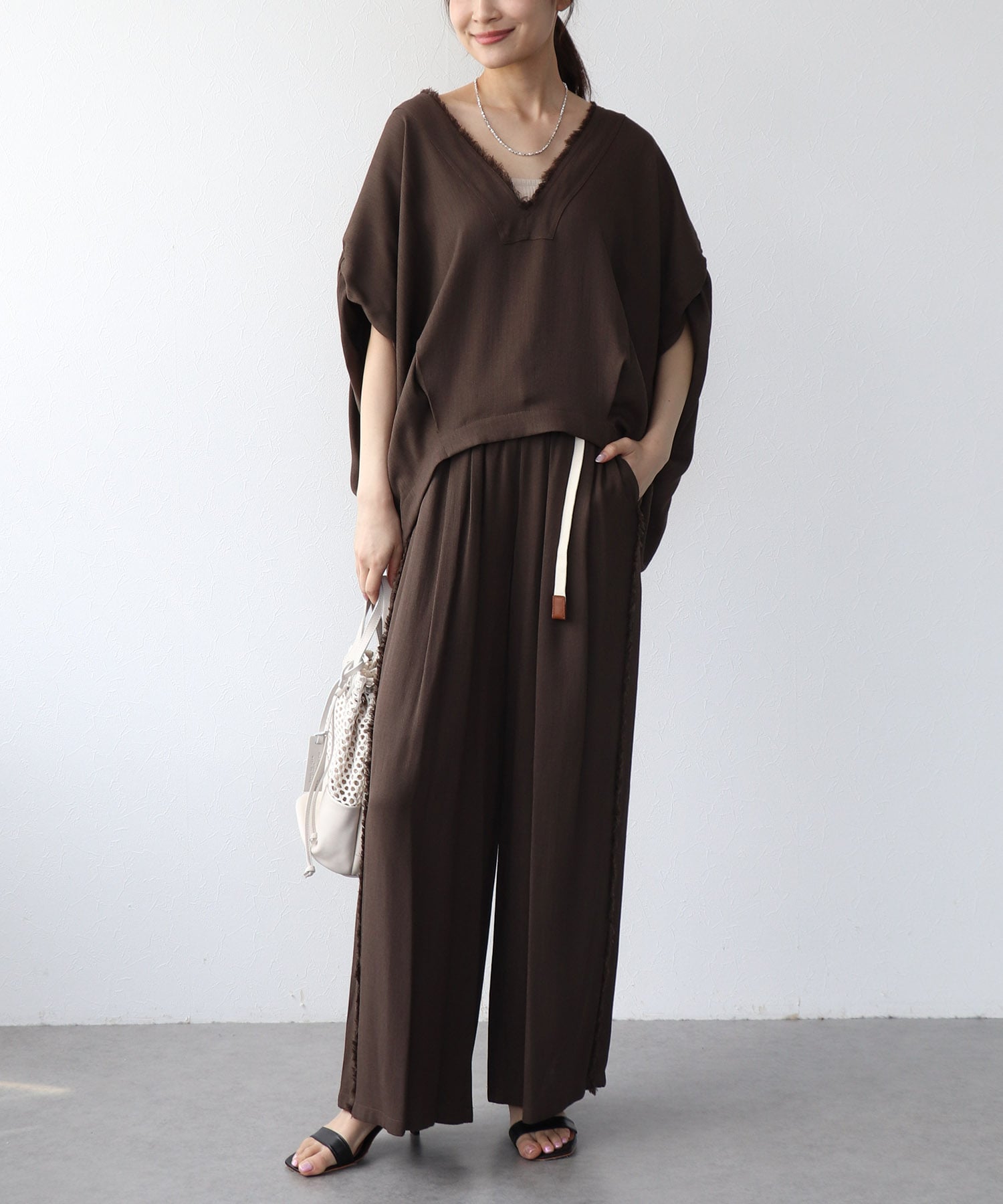 Vネックフリンジスリーブブラウス