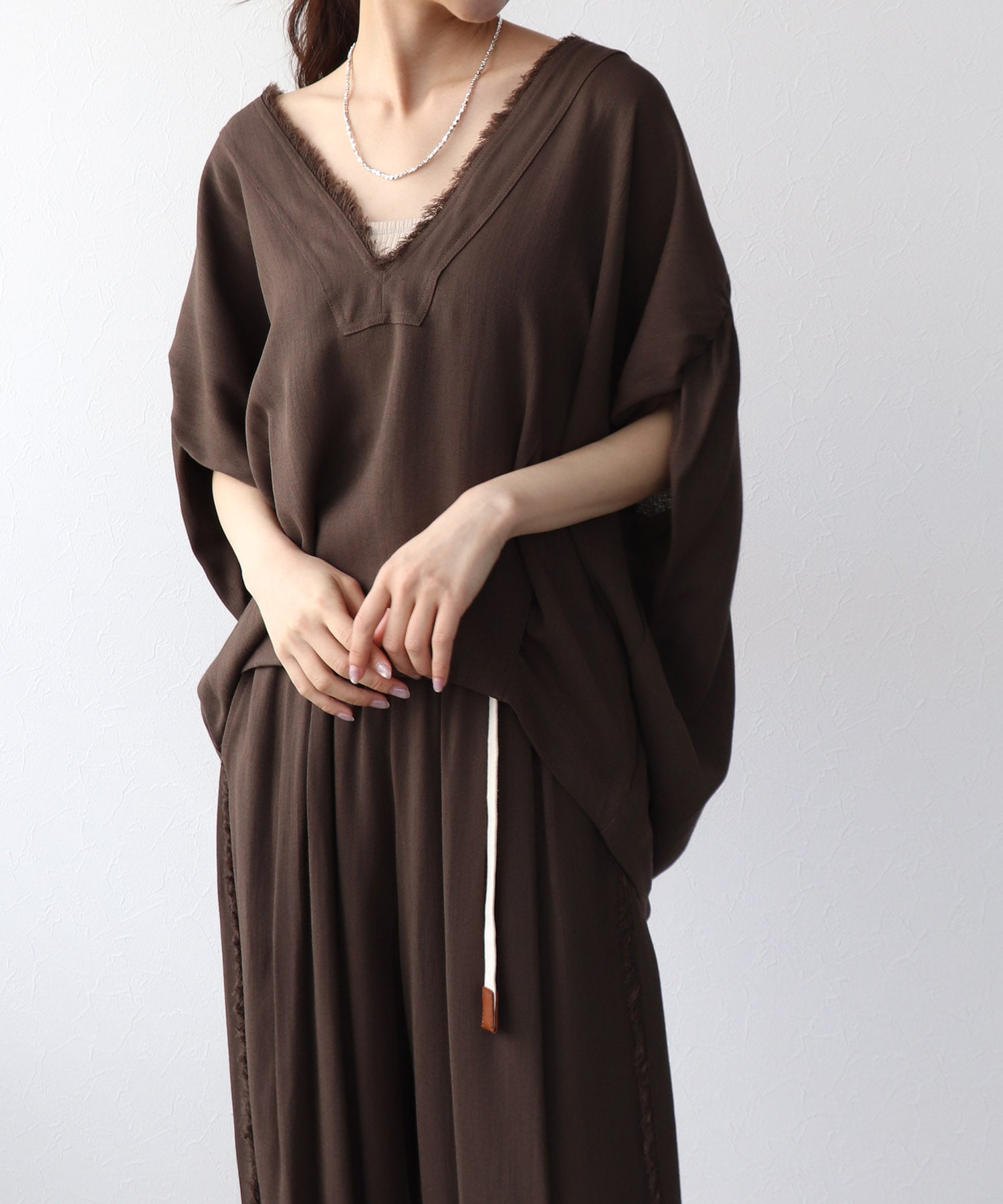 Vネックフリンジスリーブブラウス