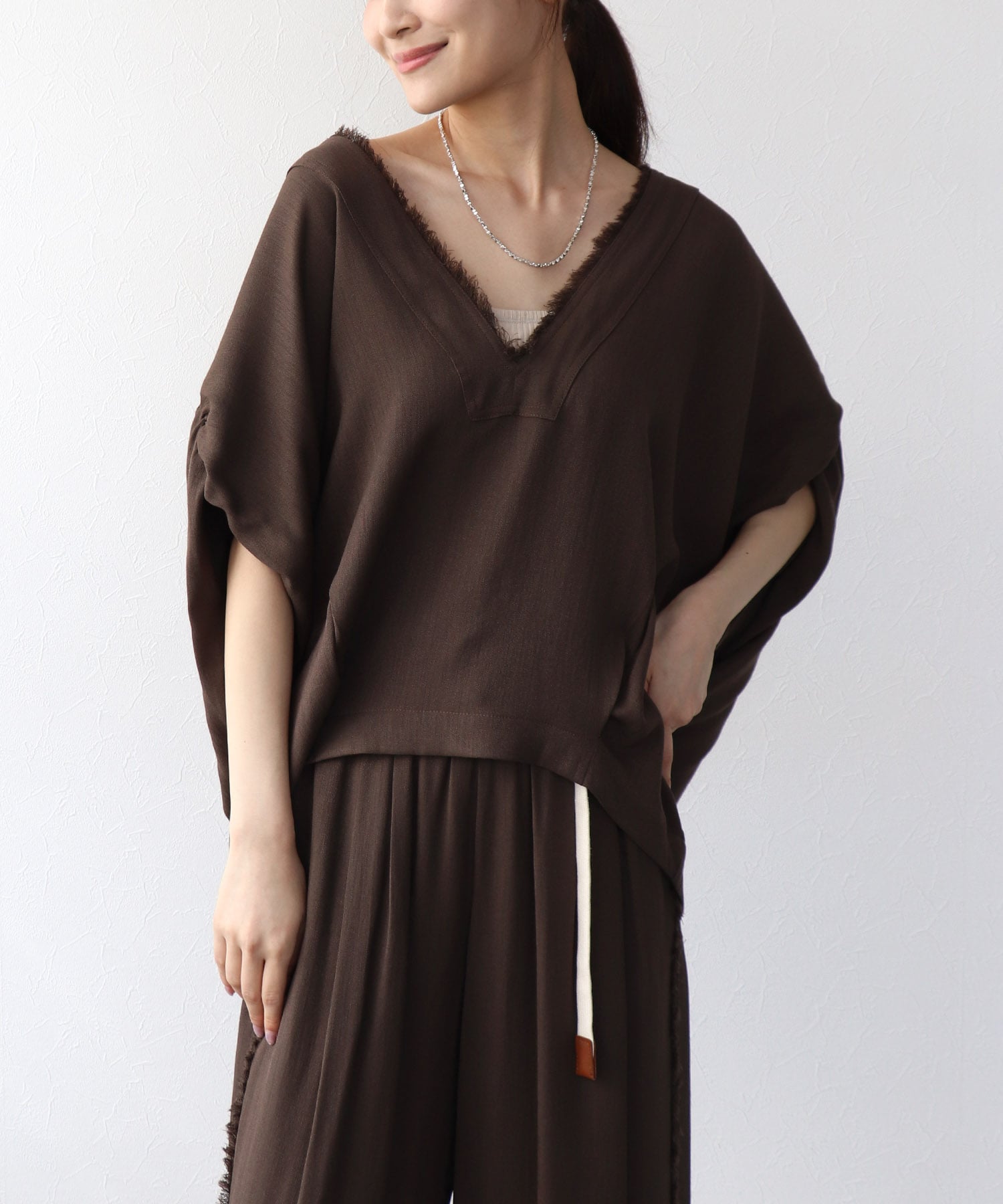 Vネックフリンジスリーブブラウス