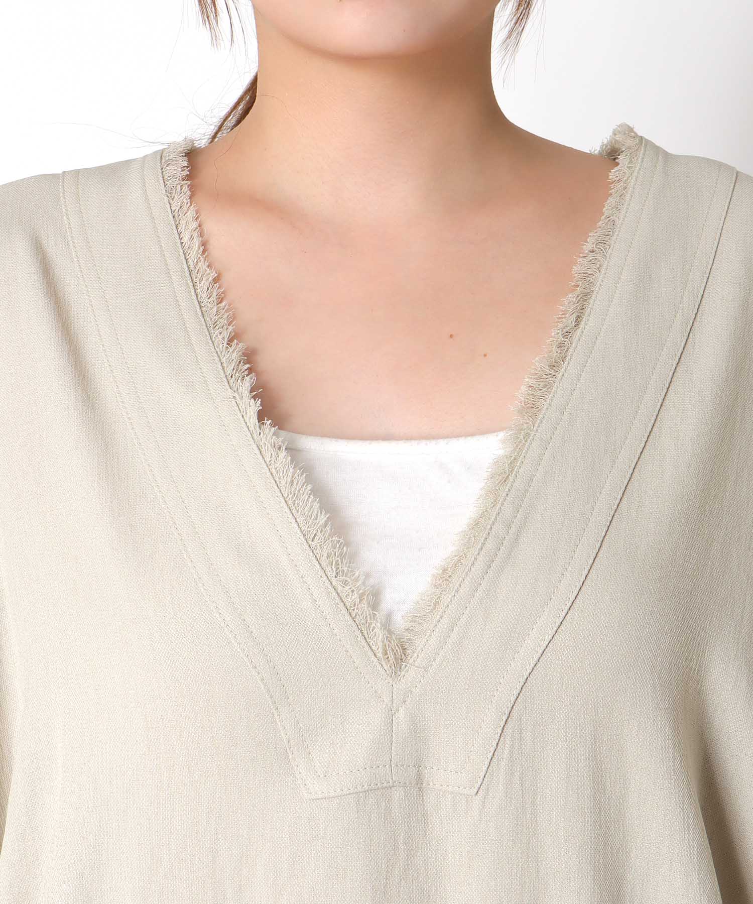 Vネックフリンジスリーブブラウス