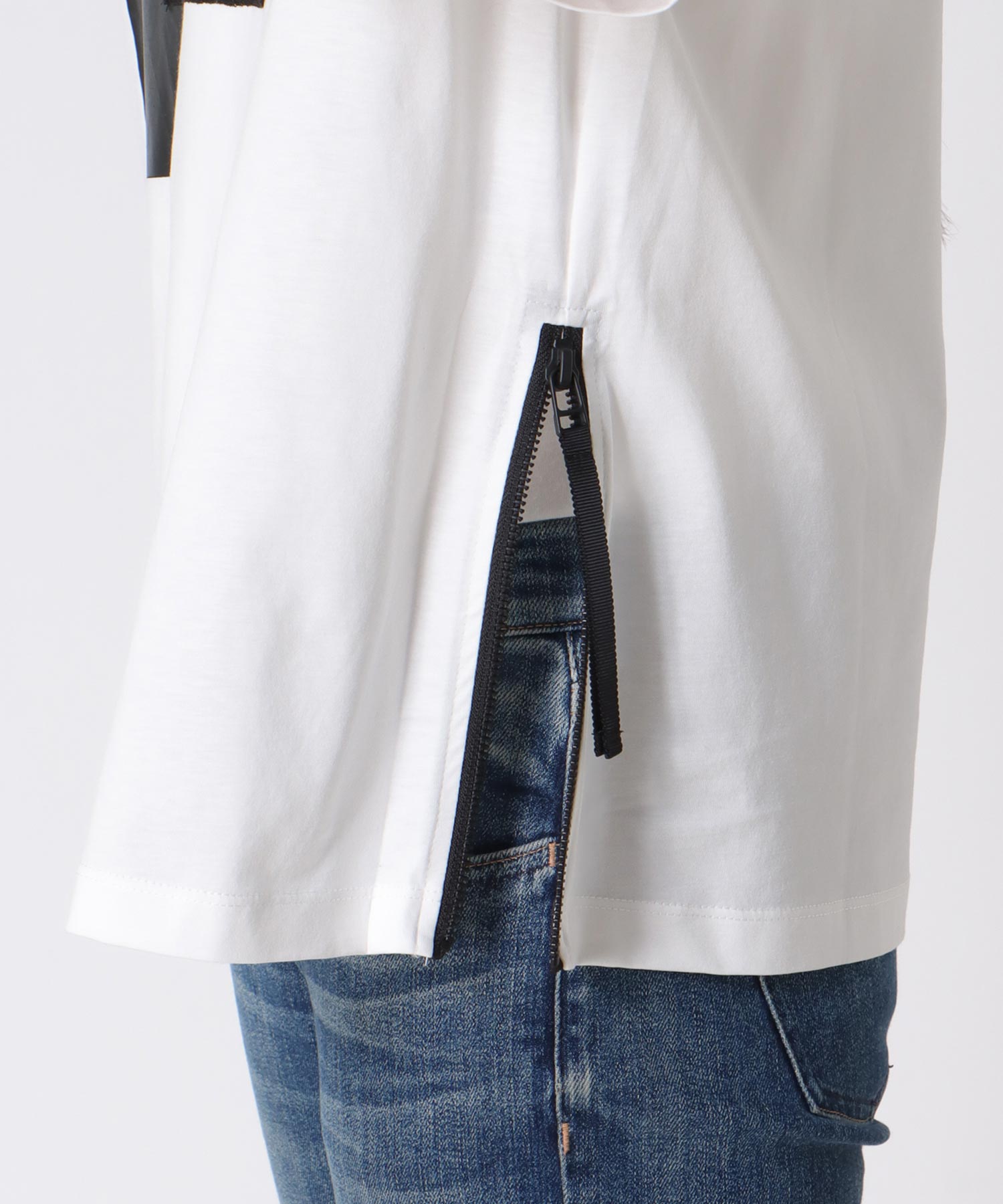 サイドファスナーロゴTシャツ