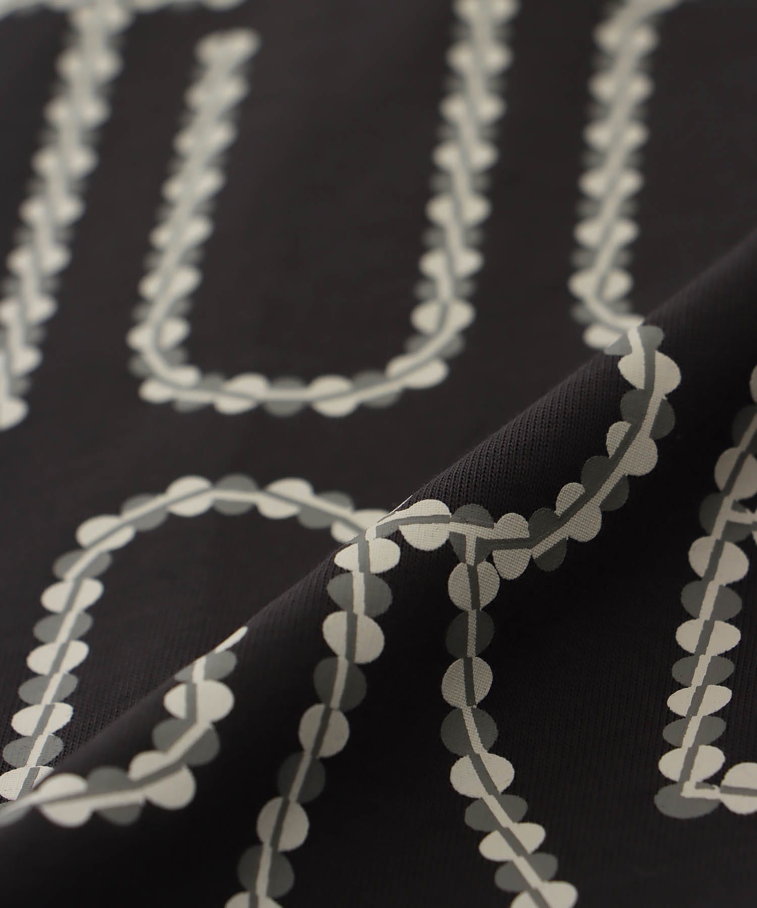 バックファスナーロゴTシャツ