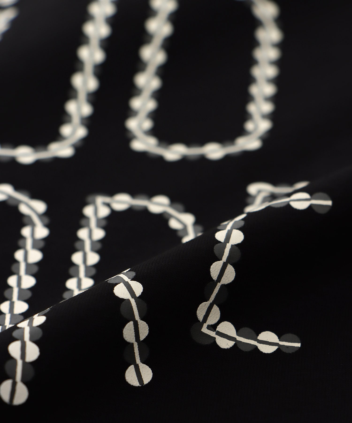 バックファスナーロゴTシャツ