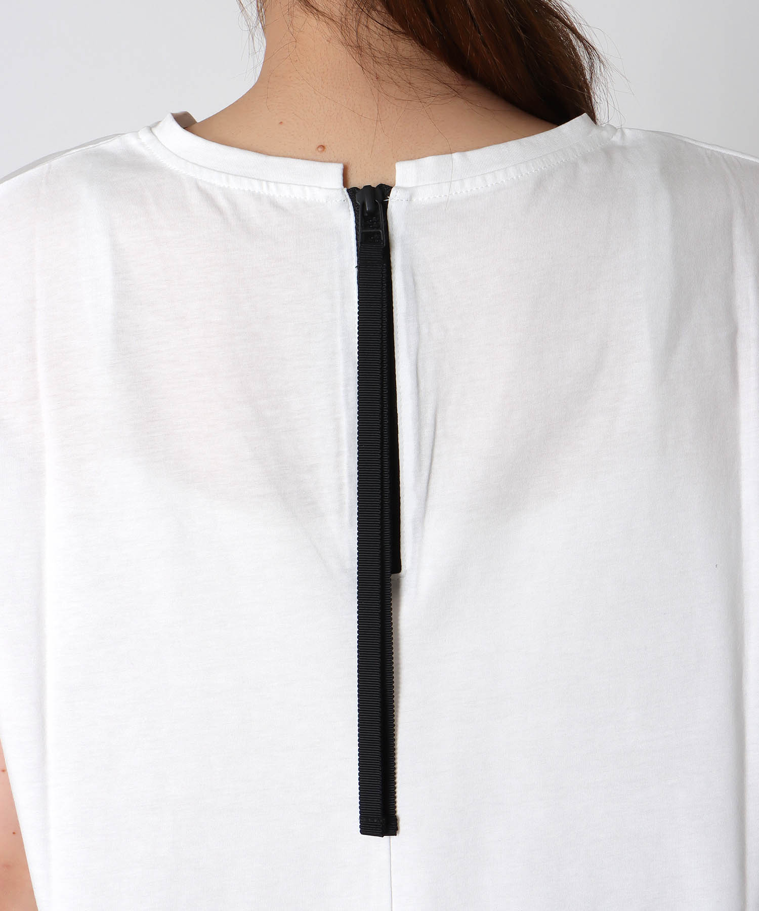 バックファスナーロゴTシャツ