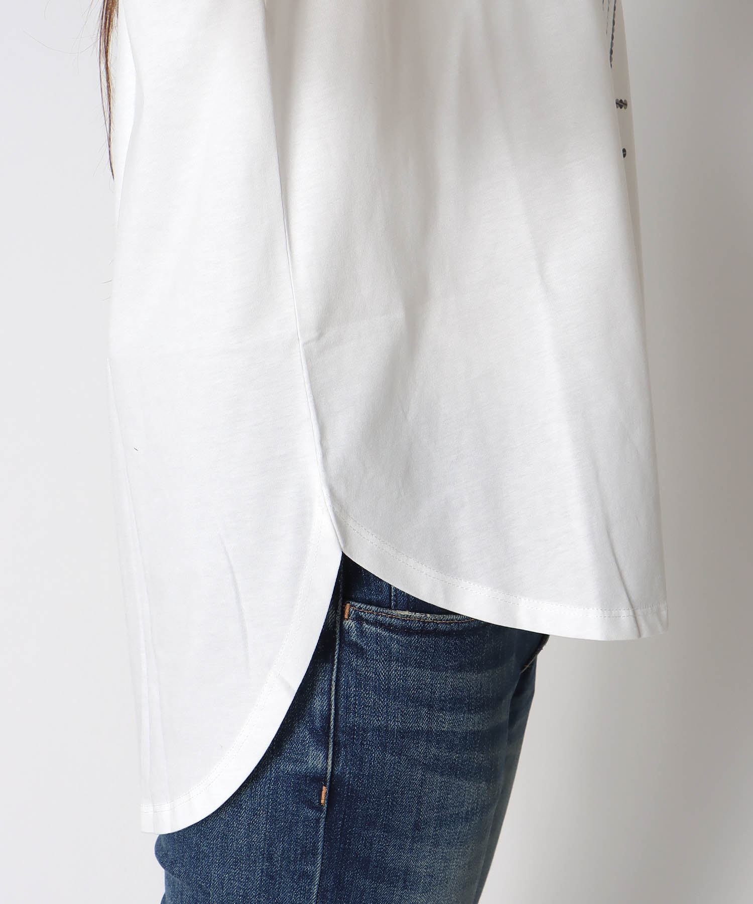 バックファスナーロゴTシャツ