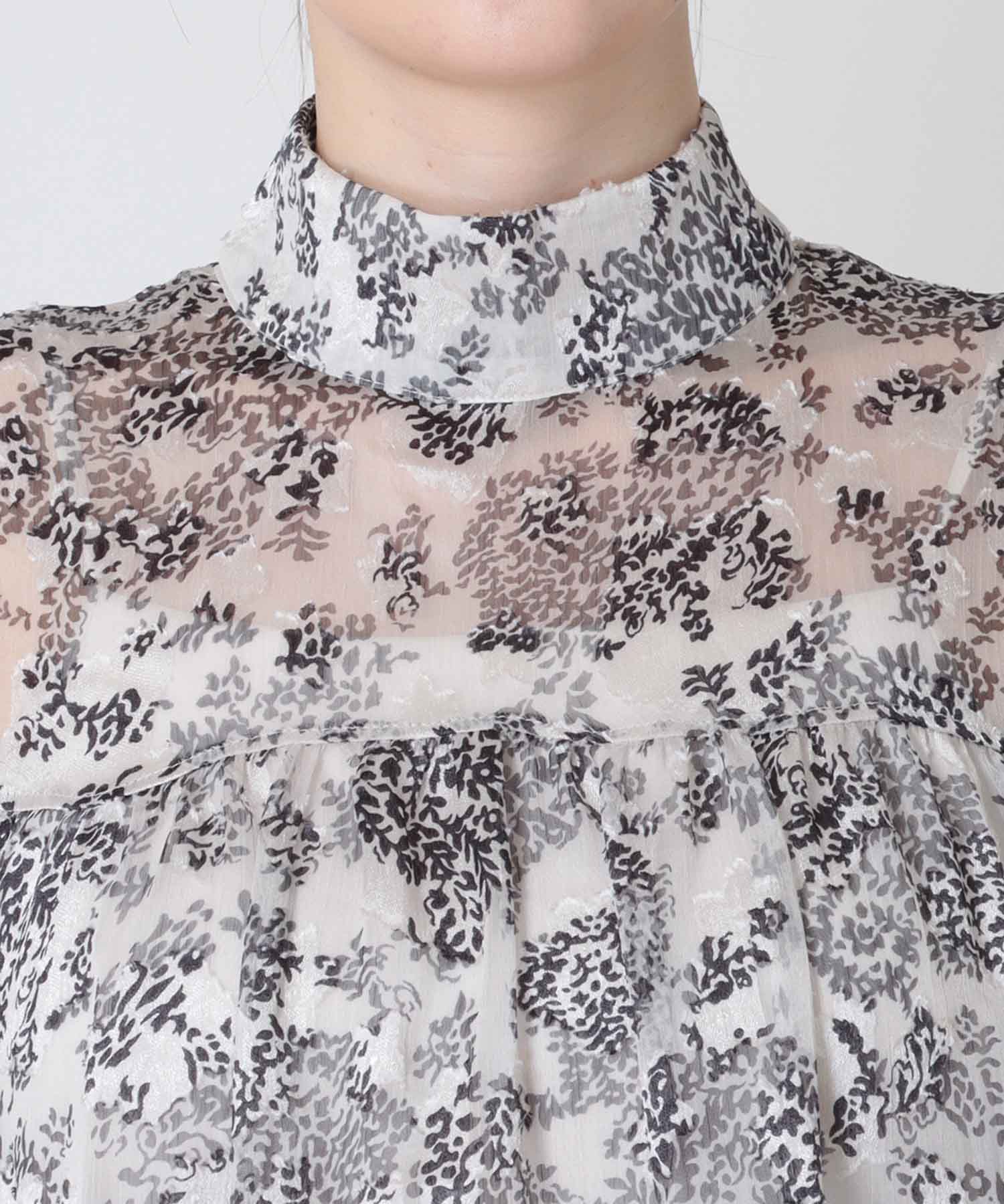 ペイズリー柄スタンドカラーブラウス