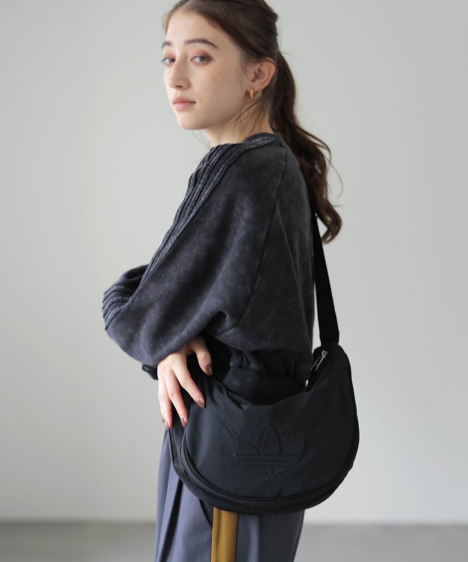 EVERYDAY ICONS HALF CRECENT HANDPBAG【adidas Originals/アディダス オリジナルス】