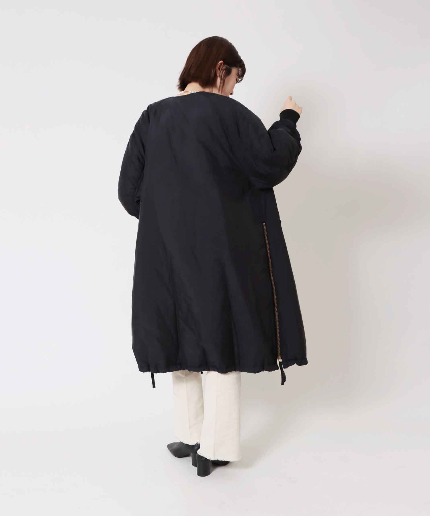 ノーカラーサイドジップ中綿ロングブルゾン | AND ON JIONE STORE