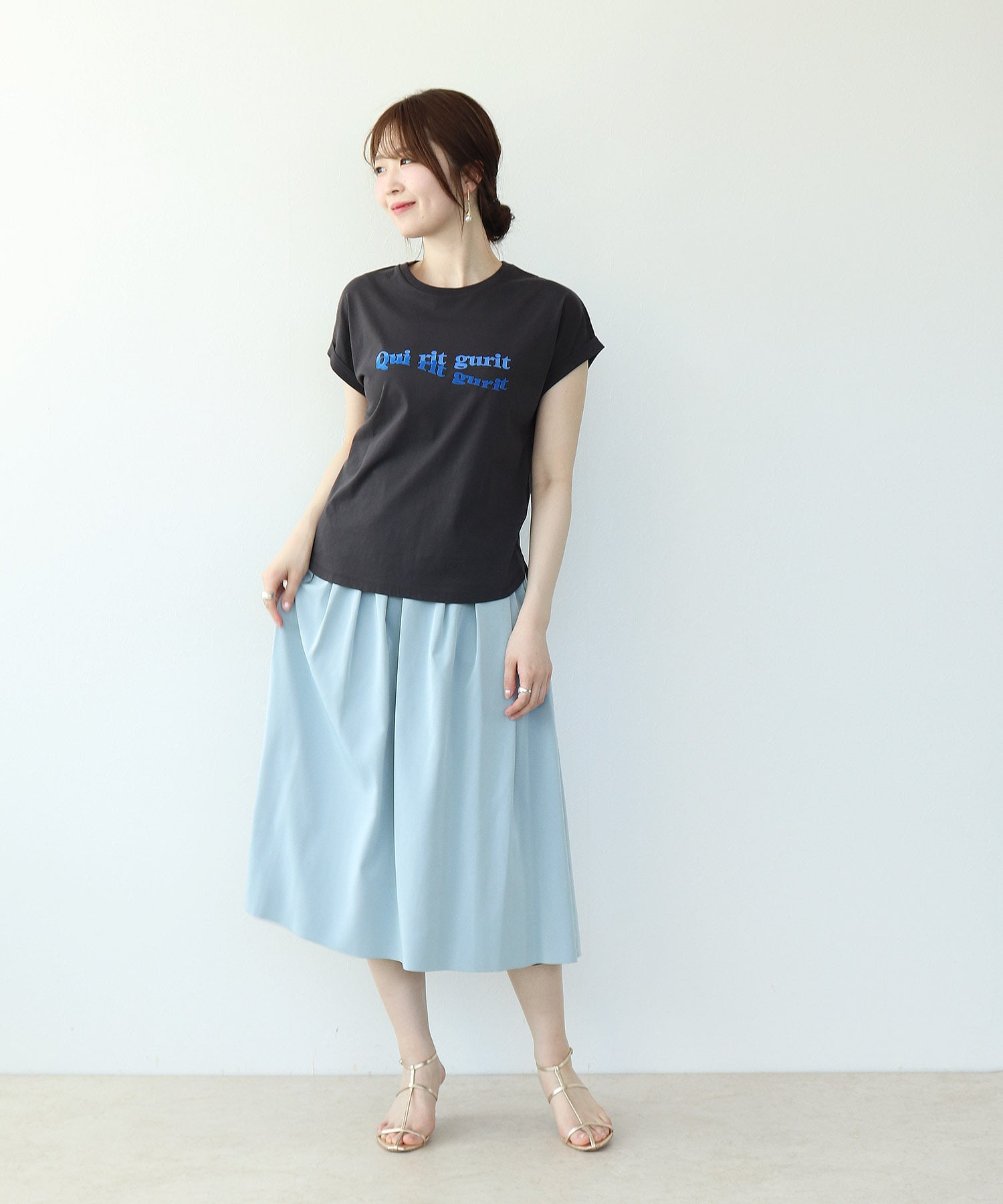 袖ロールアップロゴプリントTシャツ