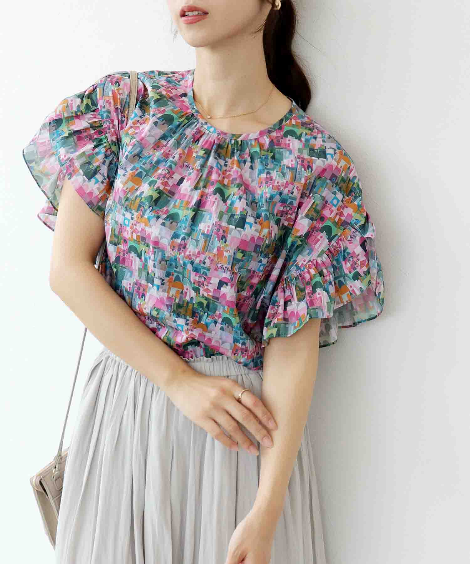 リバティスタートラックプリント フリルスリーブブラウス | AND ON 