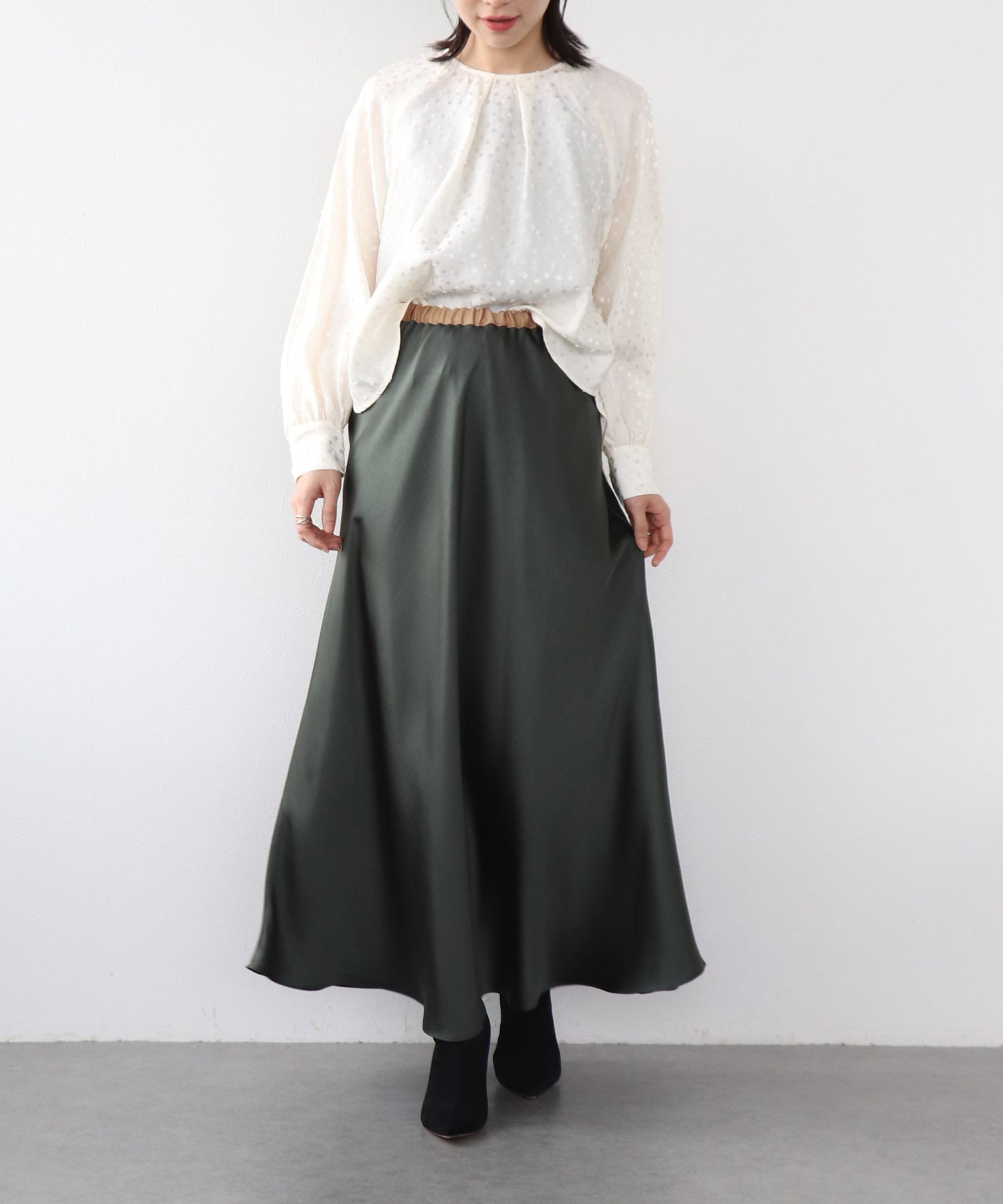 サテンドットカットジャカード　ノーカラーブラウス