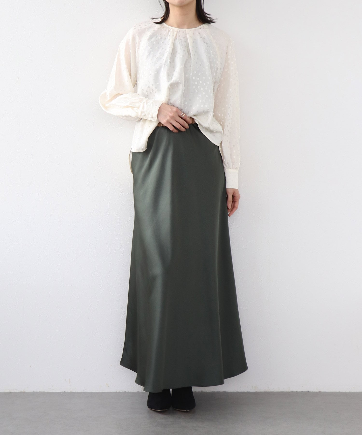 サテンドットカットジャカード　ノーカラーブラウス