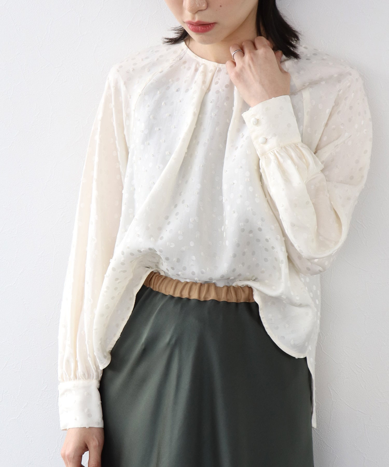 サテンドットカットジャカード　ノーカラーブラウス