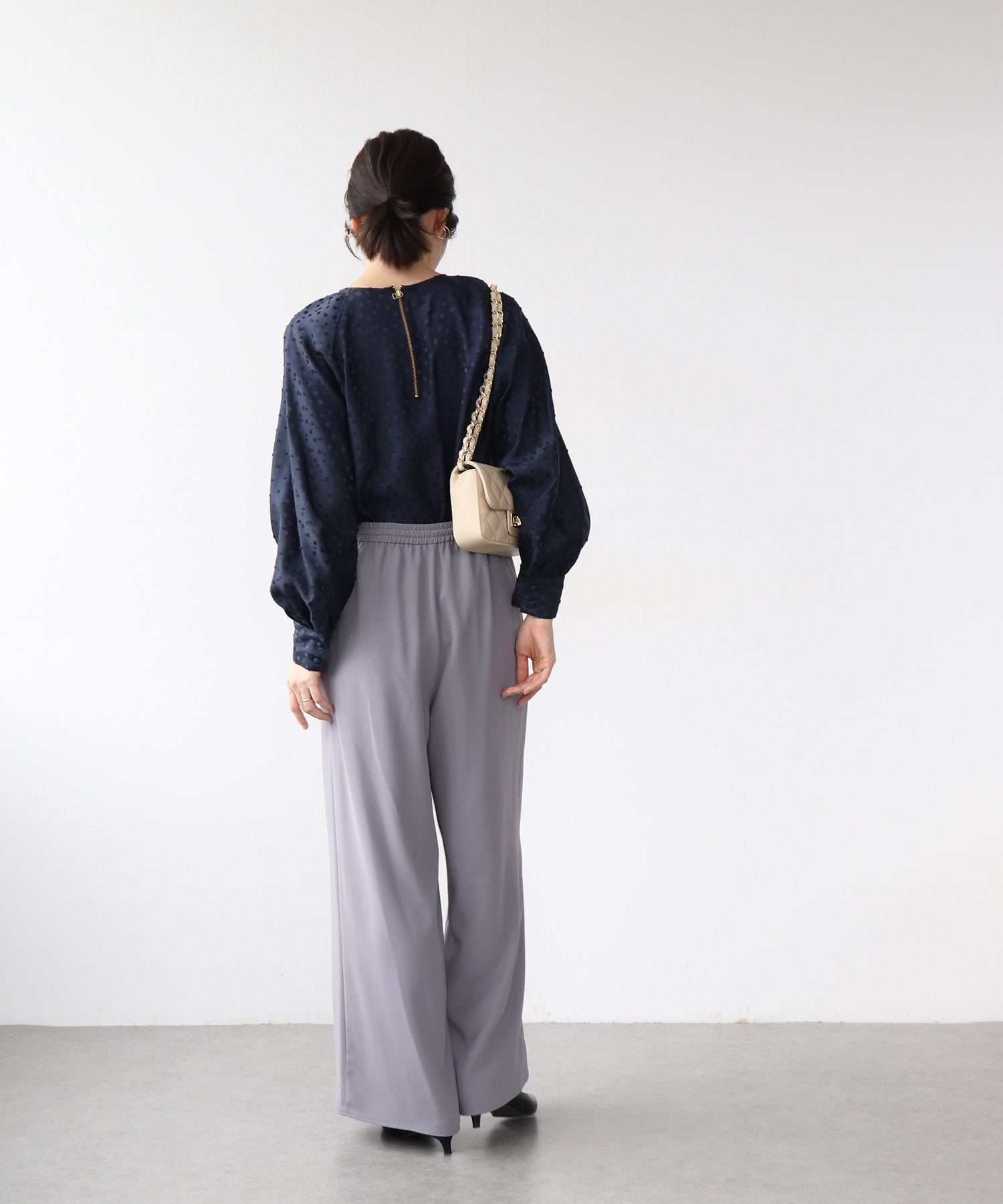 サテンドットカットジャカード　ノーカラーブラウス