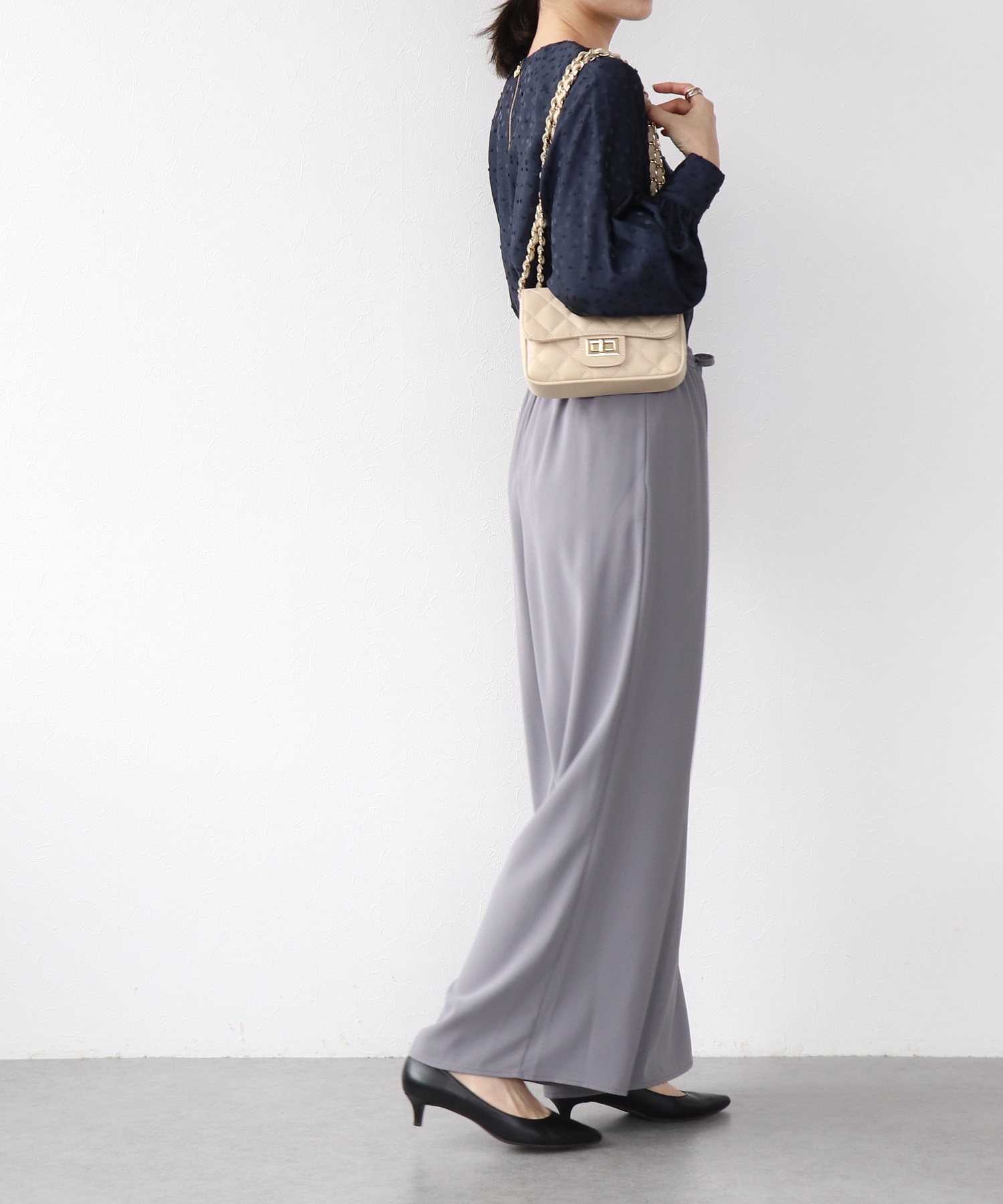 サテンドットカットジャカード　ノーカラーブラウス