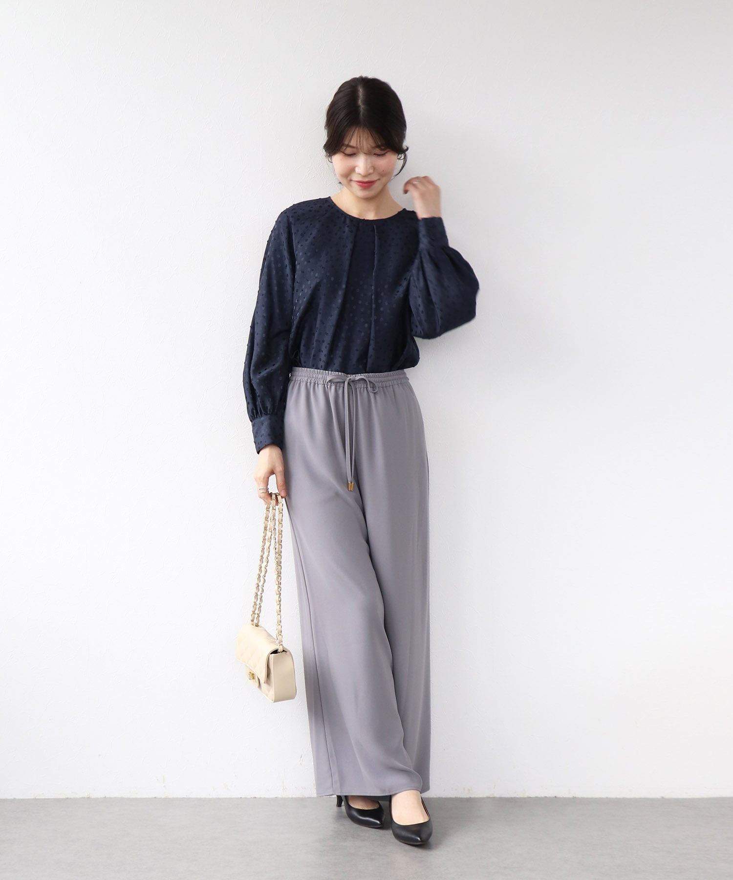 サテンドットカットジャカード　ノーカラーブラウス