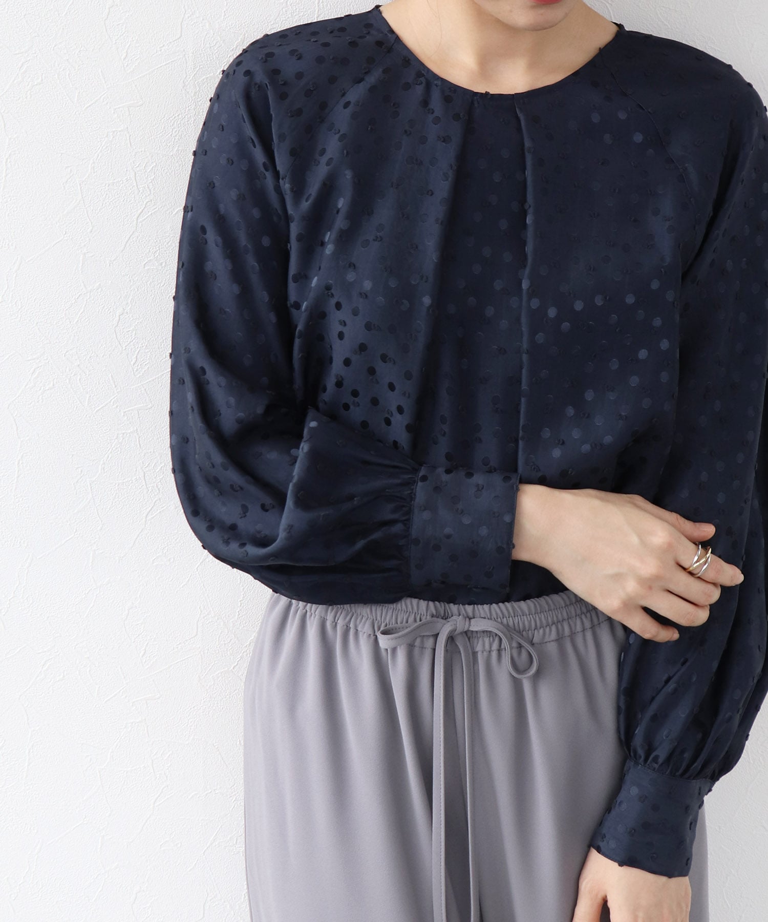 サテンドットカットジャカード　ノーカラーブラウス
