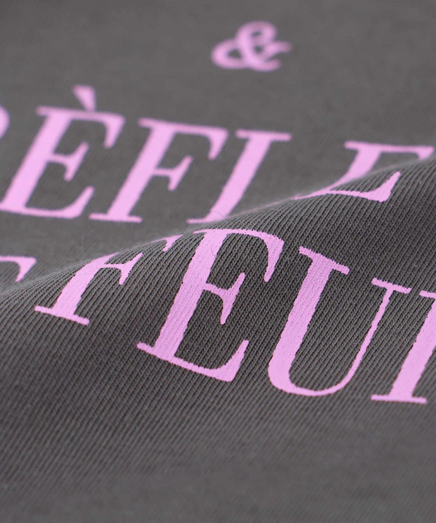 ロールアップスリーブ ロゴプリントTシャツ