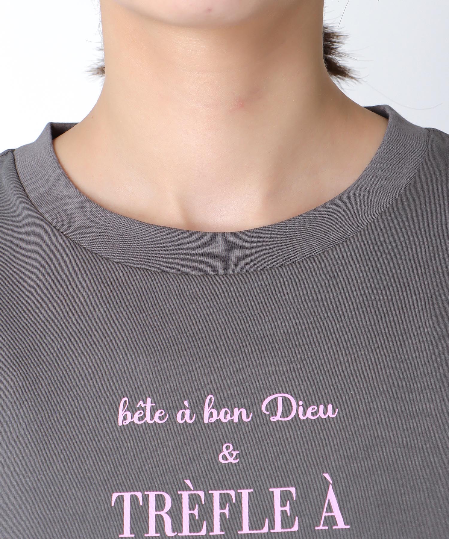 ロールアップスリーブ ロゴプリントTシャツ