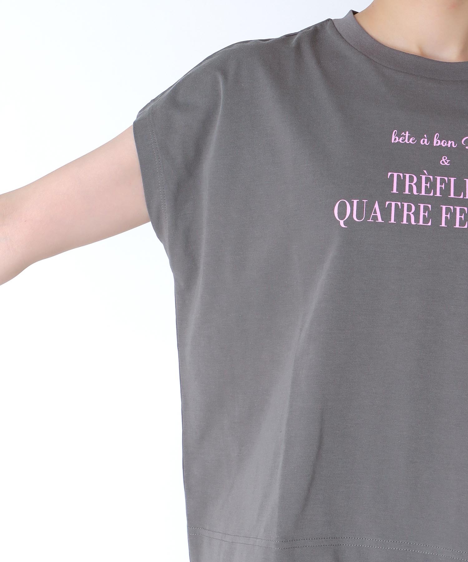 ロールアップスリーブ ロゴプリントTシャツ