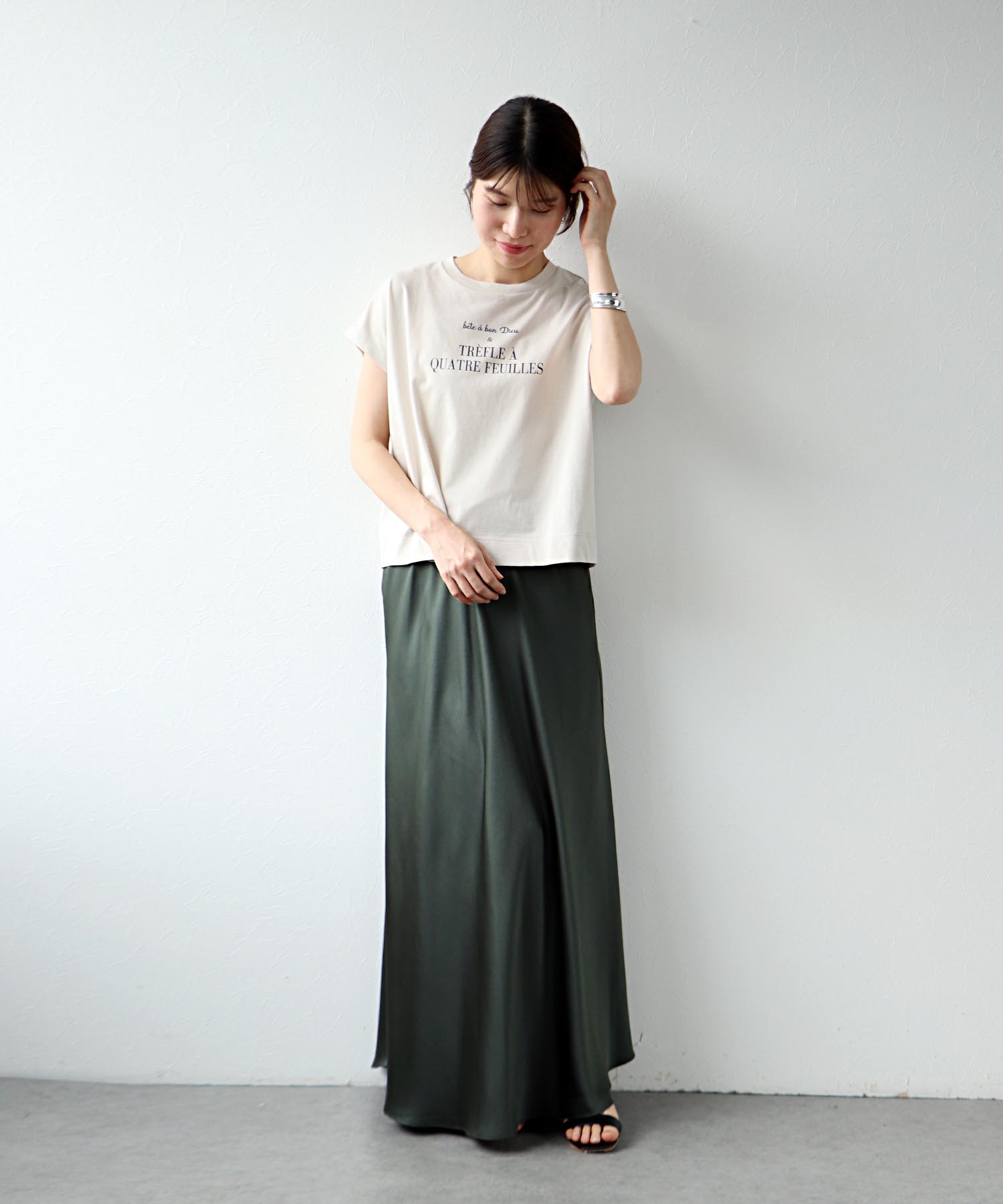 ロールアップスリーブ ロゴプリントTシャツ
