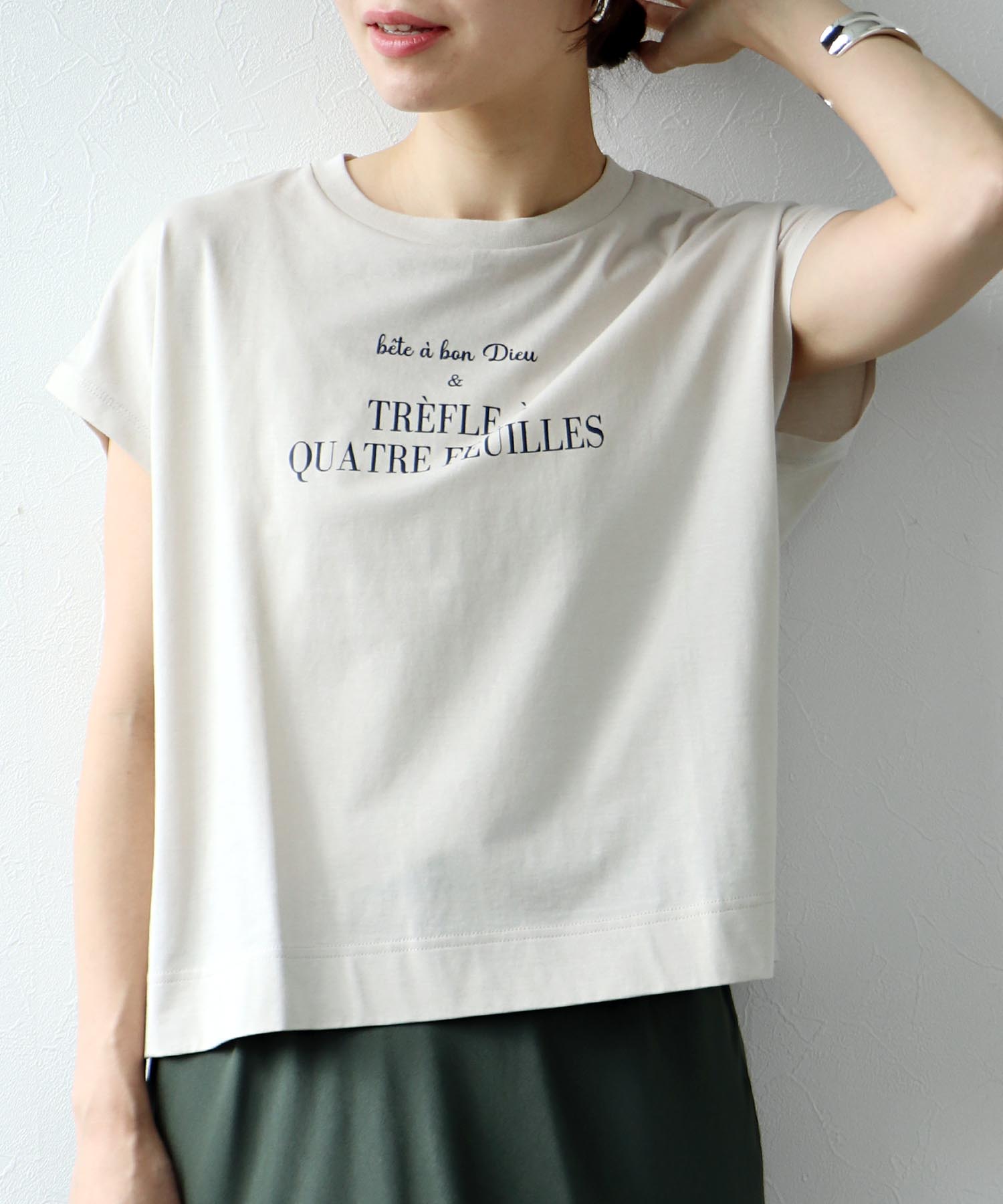 ロールアップスリーブ ロゴプリントTシャツ
