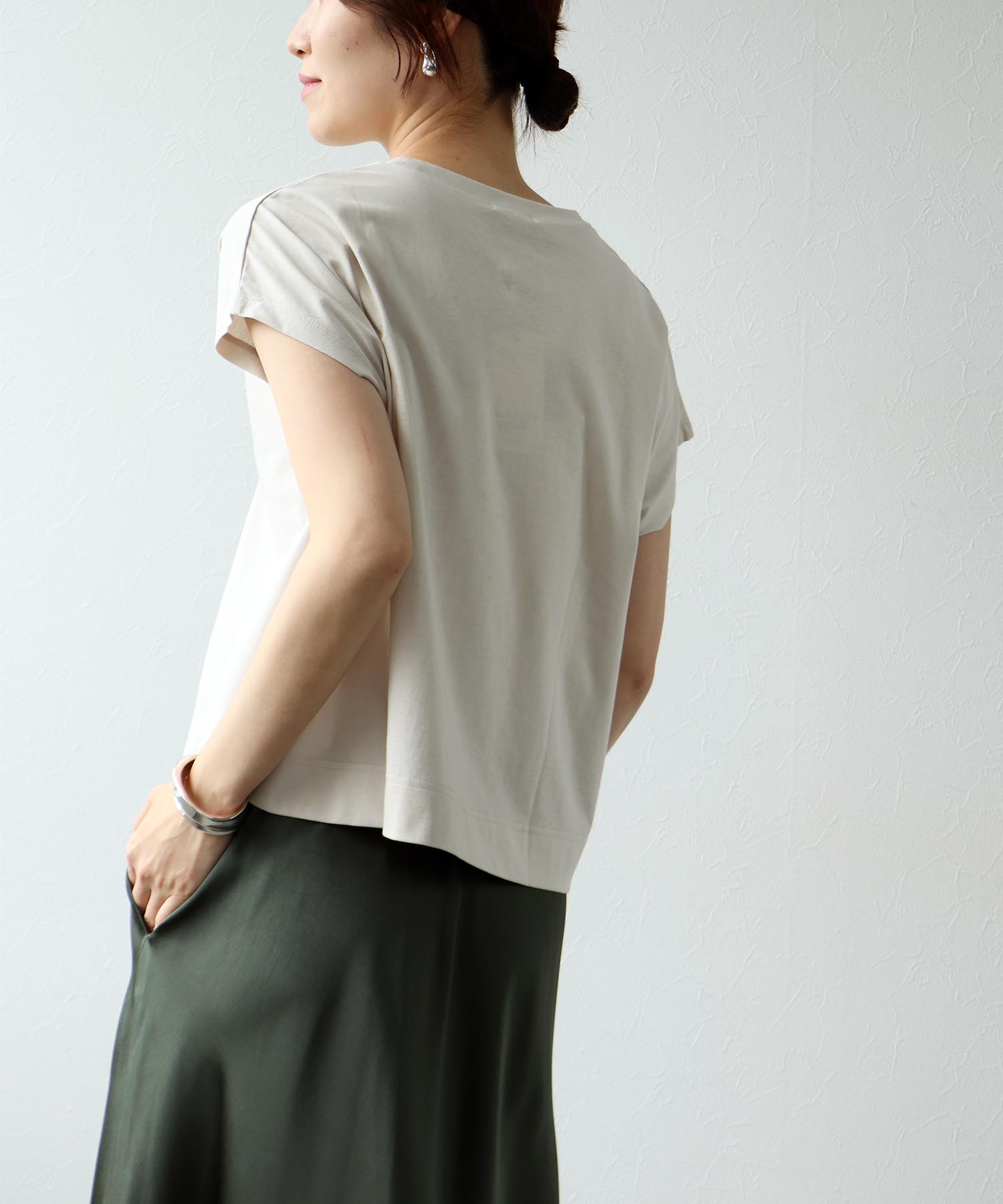 ロールアップスリーブ ロゴプリントTシャツ
