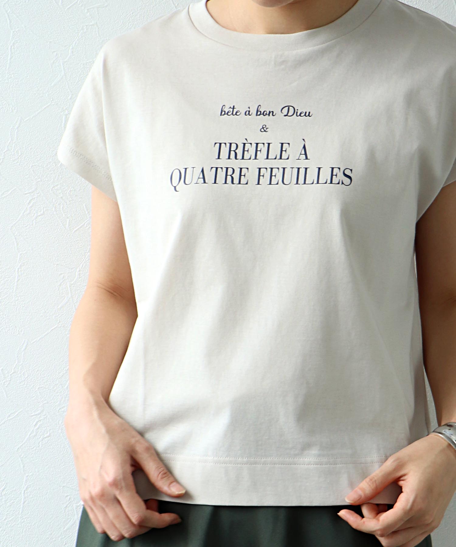 ロールアップスリーブ ロゴプリントTシャツ