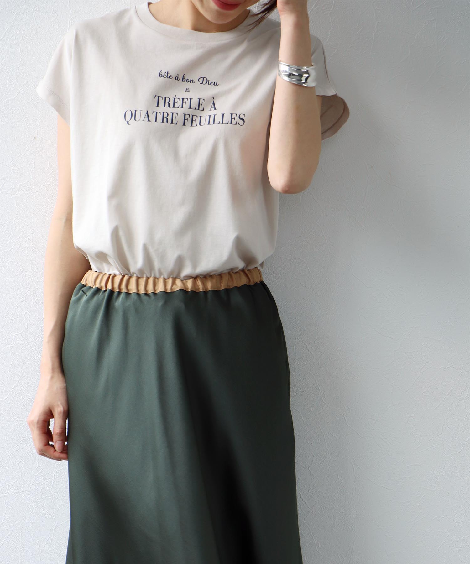 ロールアップスリーブ ロゴプリントTシャツ
