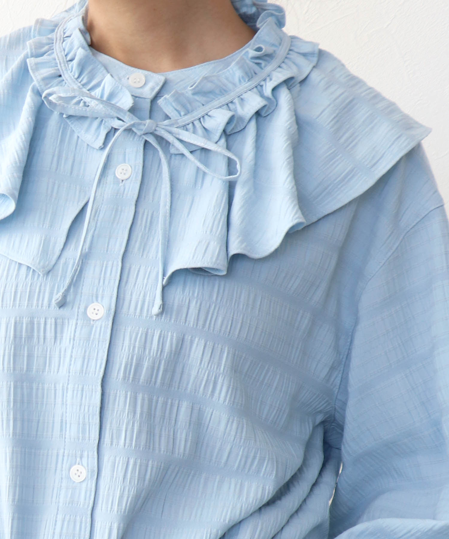 フリル衿付きシャツブラウス