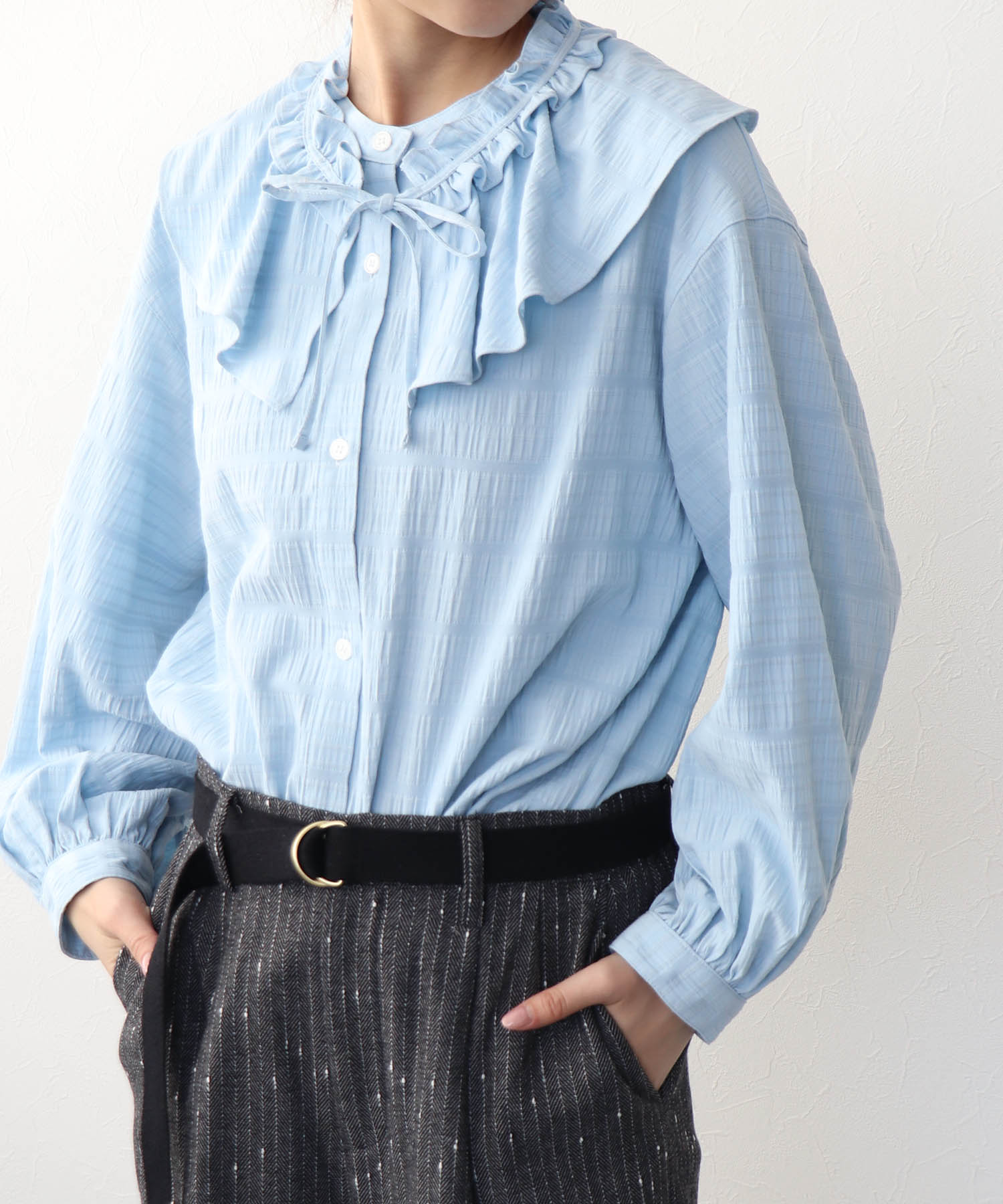 フリル衿付きシャツブラウス