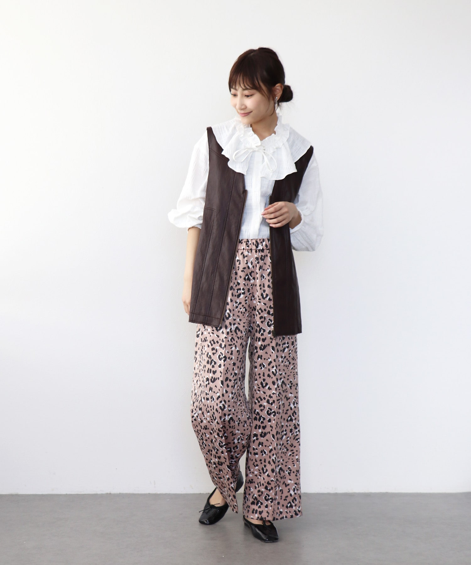 フリル衿付きシャツブラウス