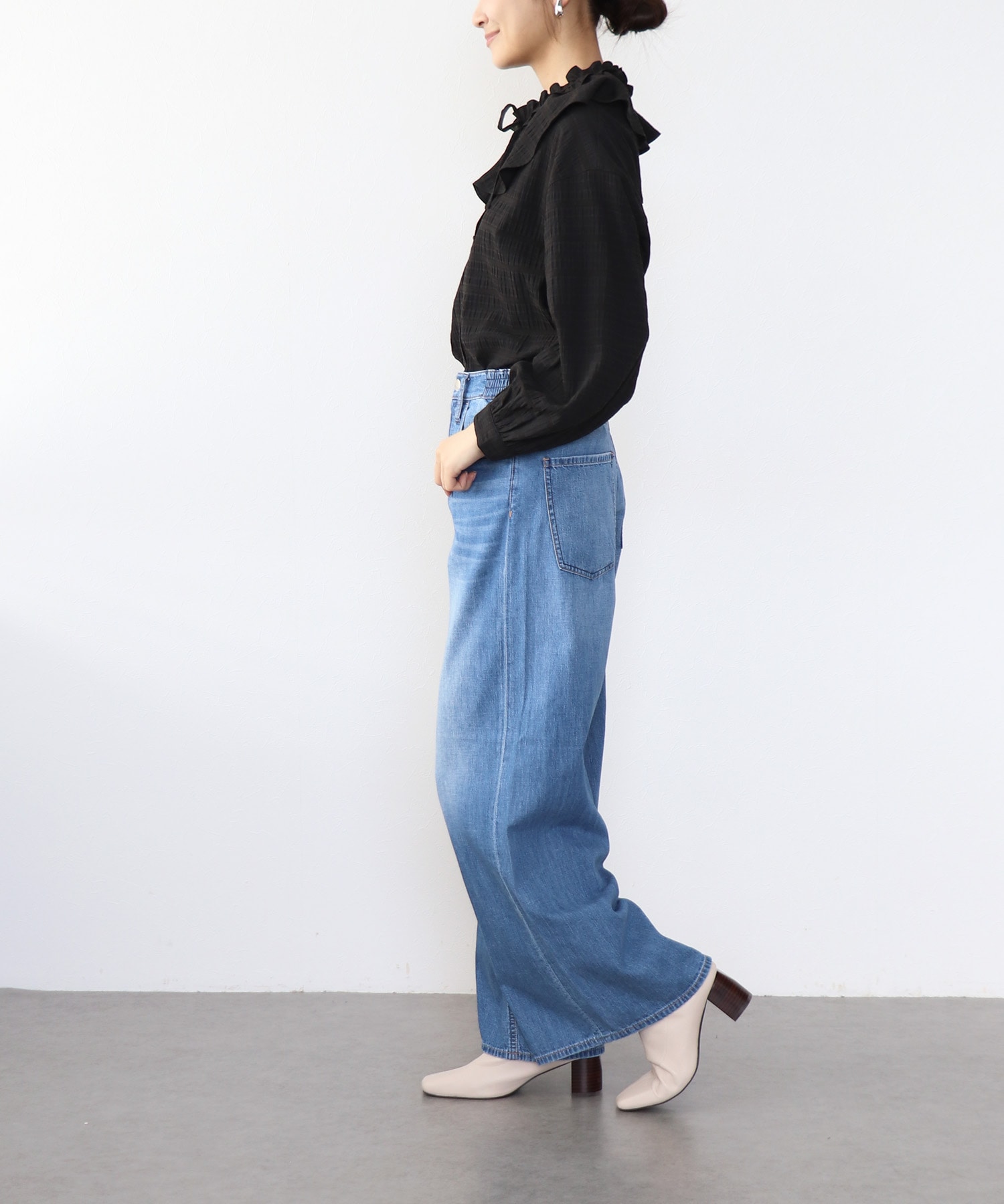 フリル衿付きシャツブラウス