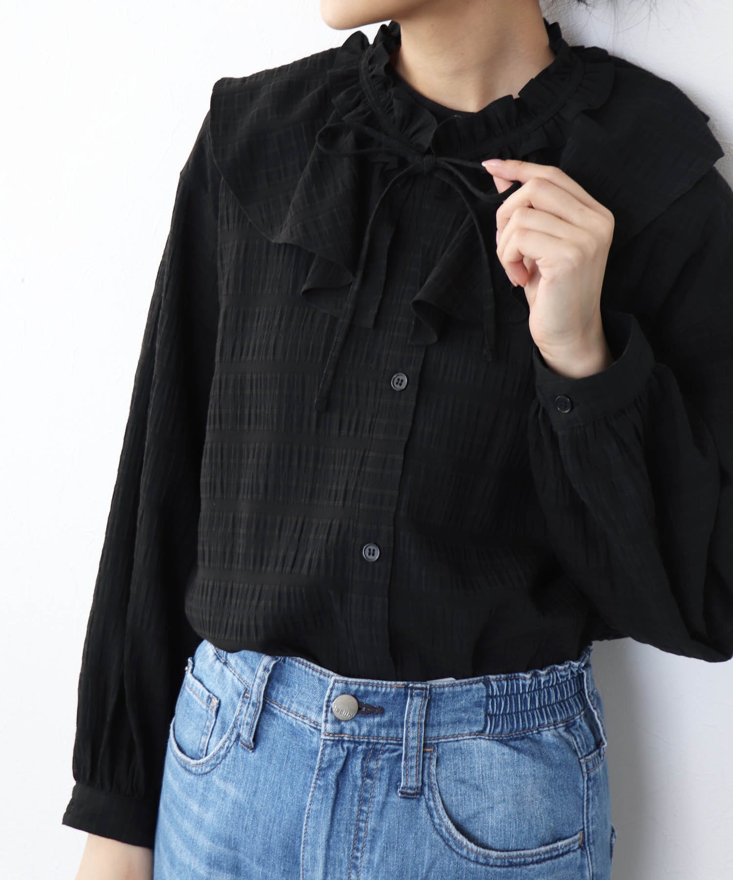 フリル衿付きシャツブラウス