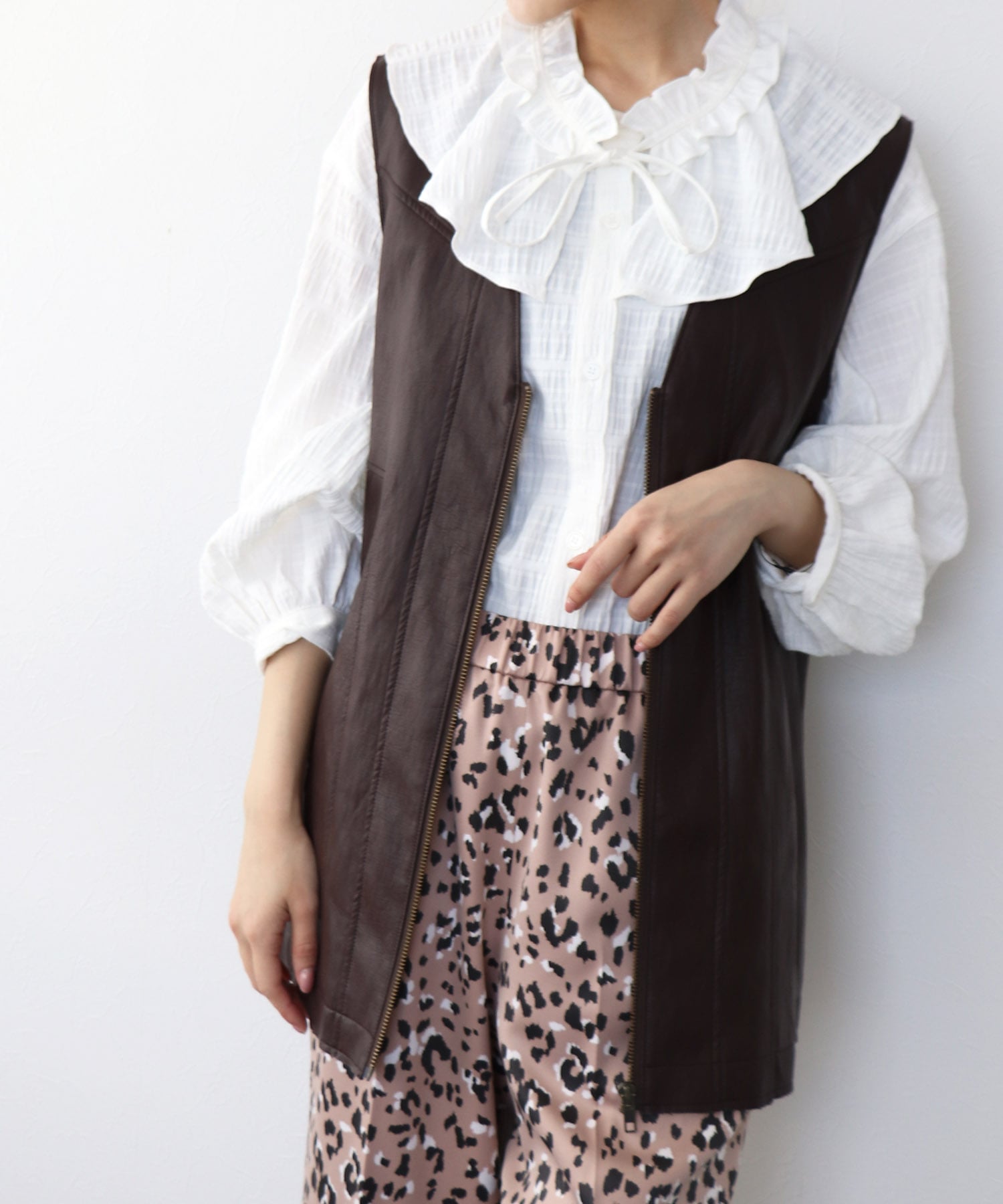 フェイクレザー切替ベスト