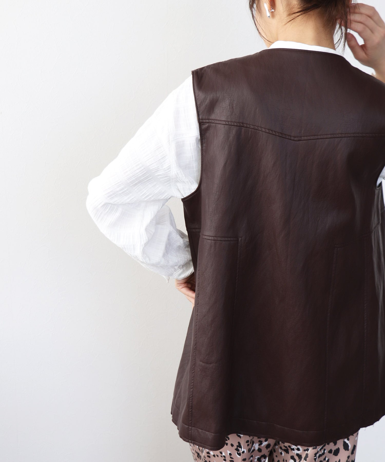 フェイクレザー切替ベスト