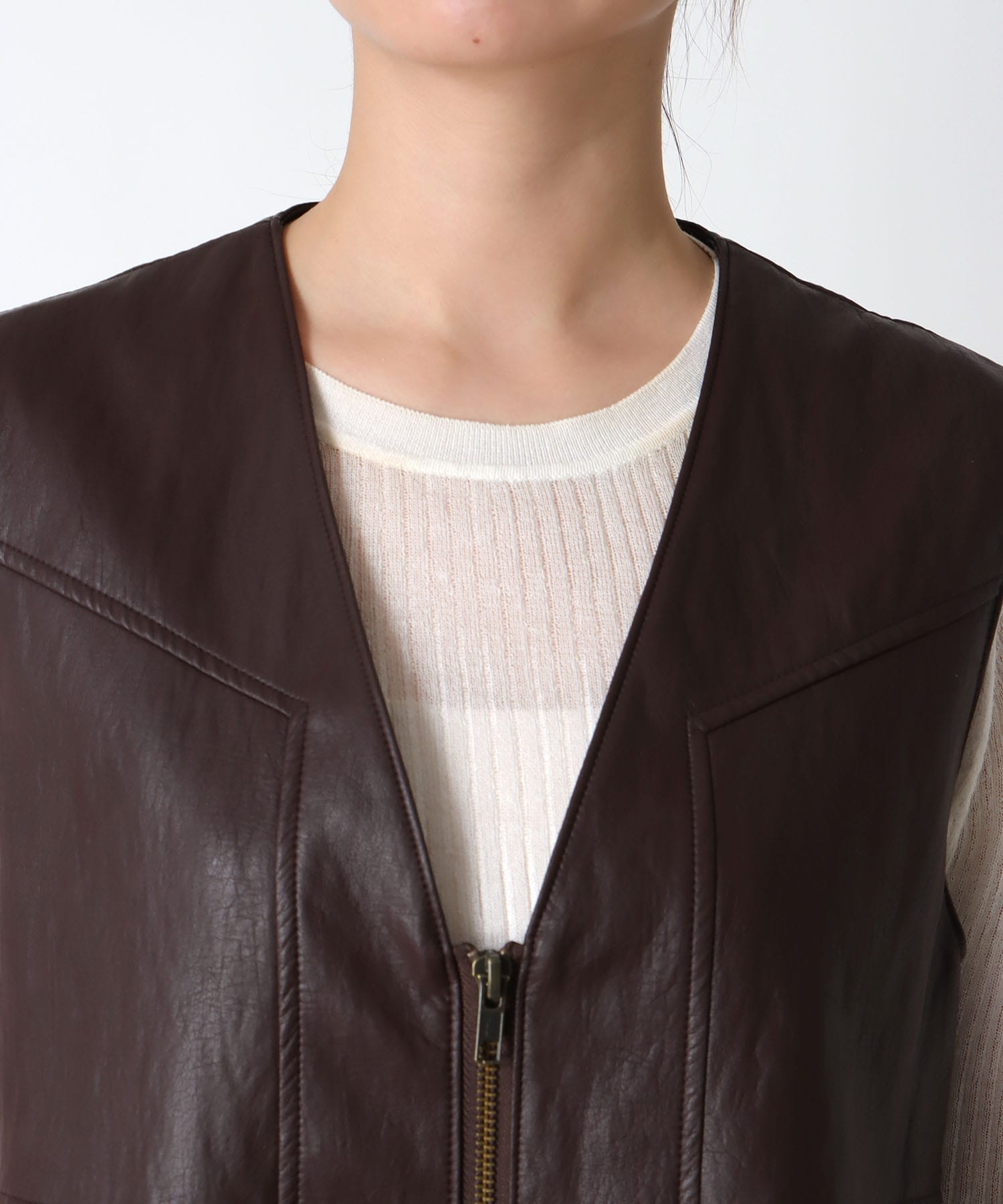 フェイクレザー切替ベスト