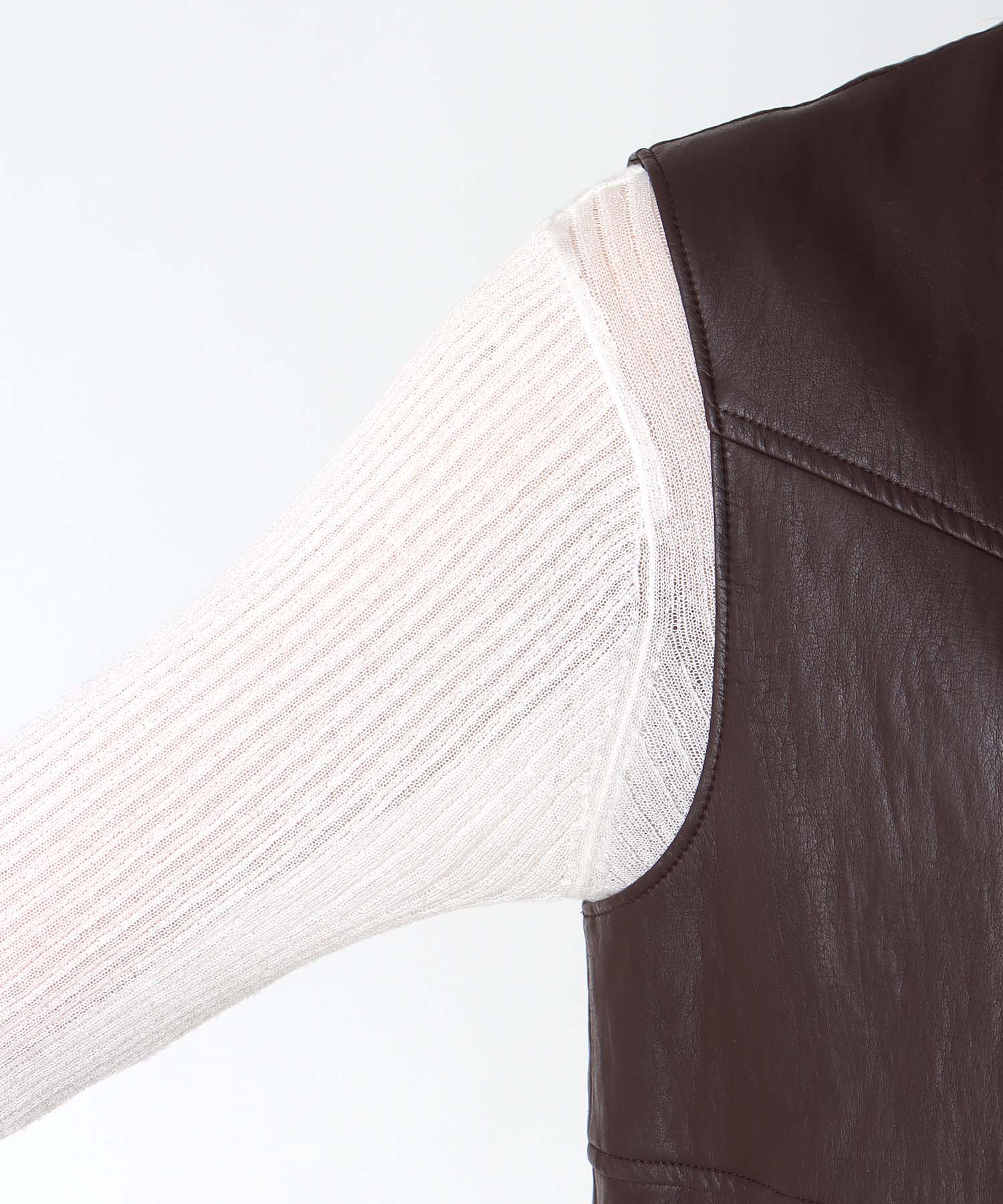 フェイクレザー切替ベスト