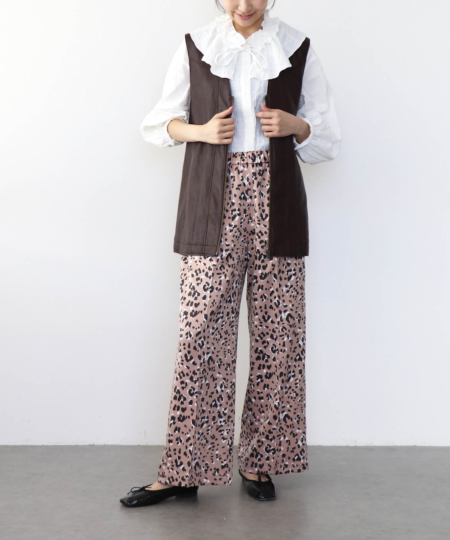 レオパード柄ストレッチサテンストレートパンツ