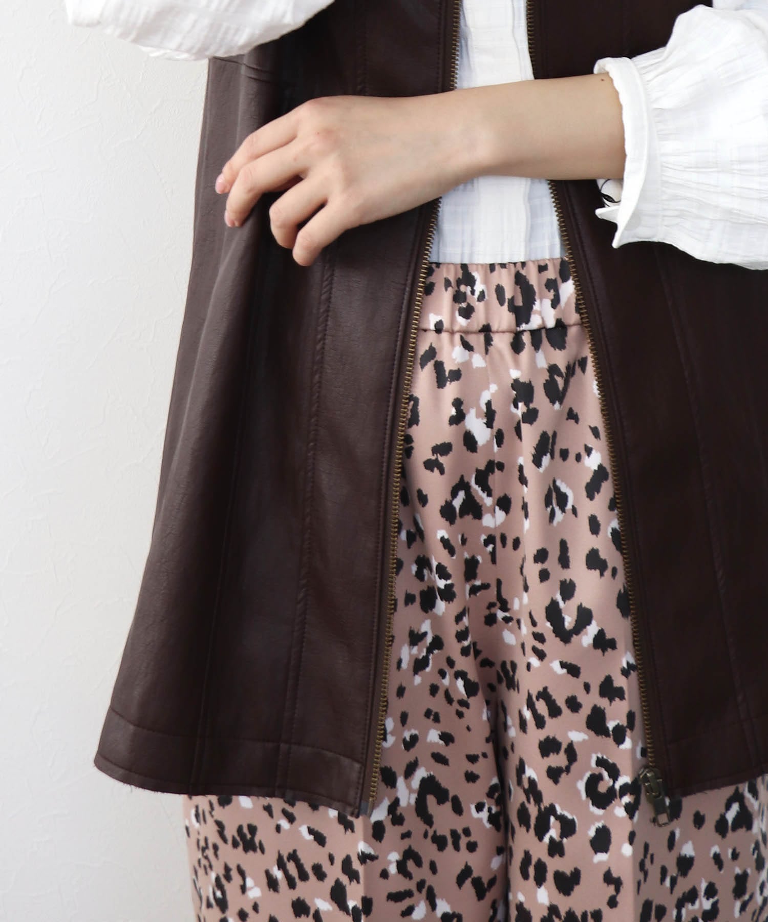 レオパード柄ストレッチサテンストレートパンツ