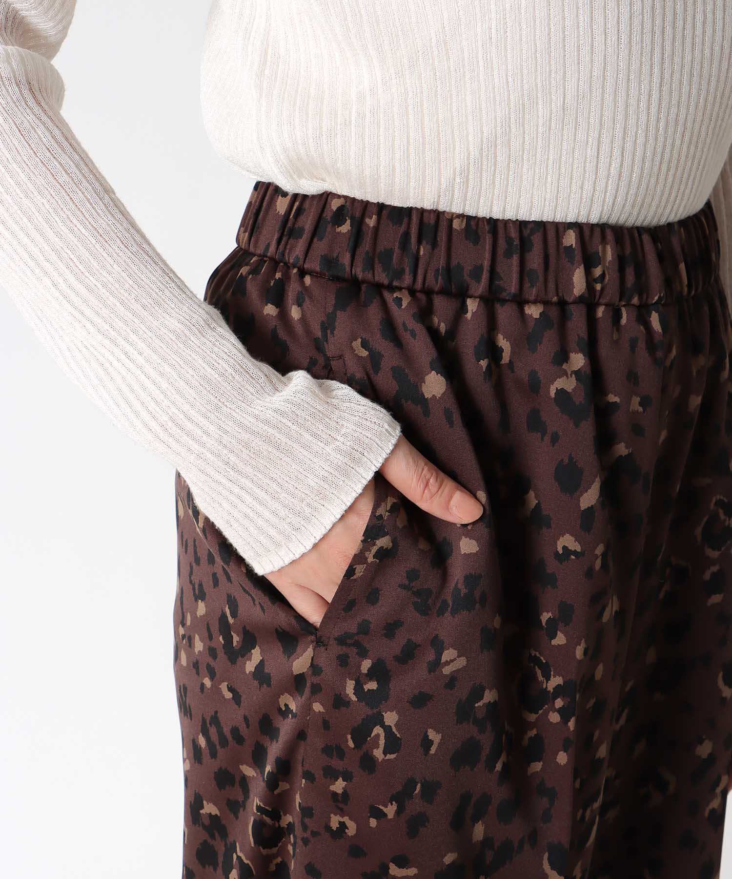 レオパード柄ストレッチサテンストレートパンツ