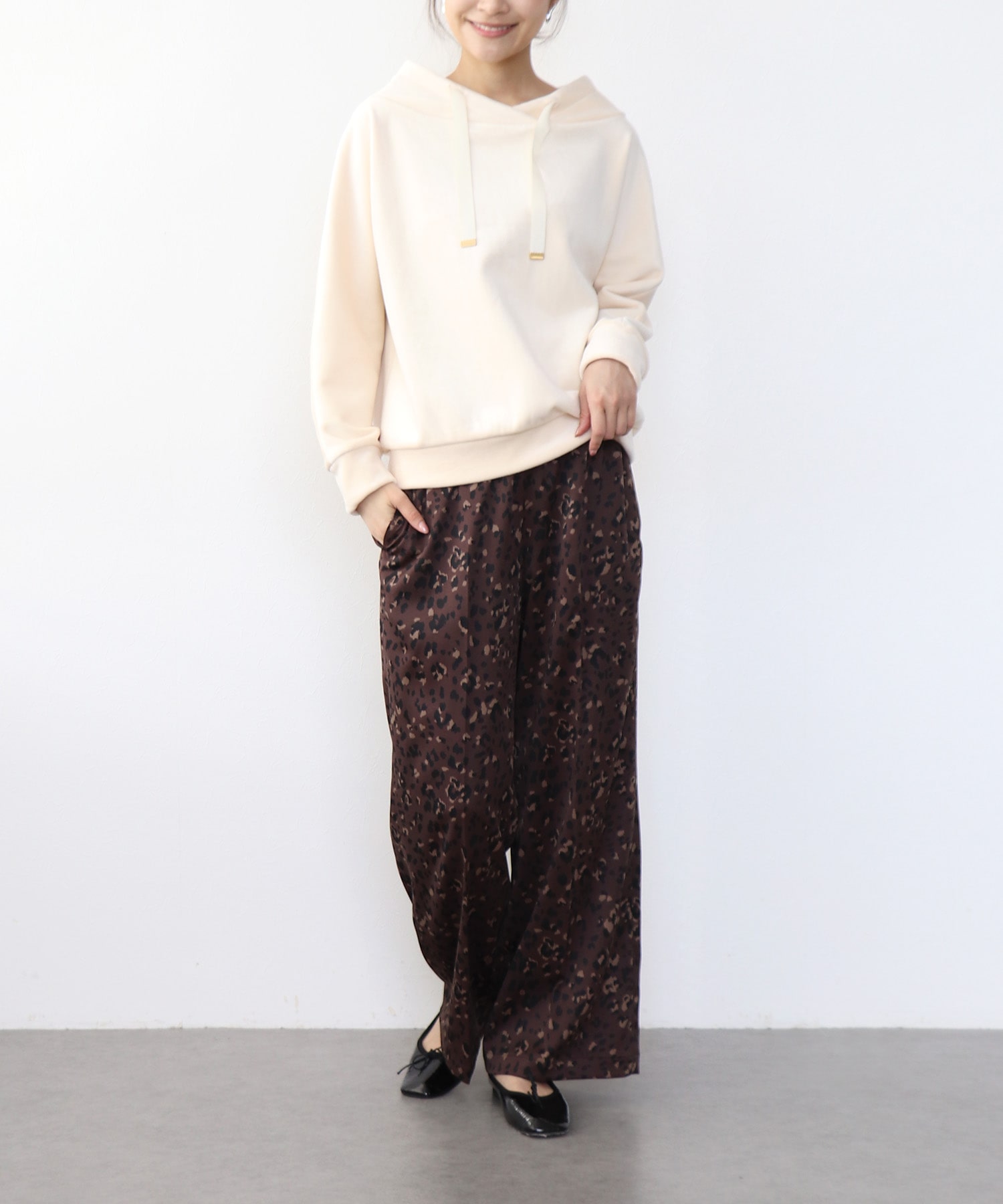レオパード柄ストレッチサテンストレートパンツ