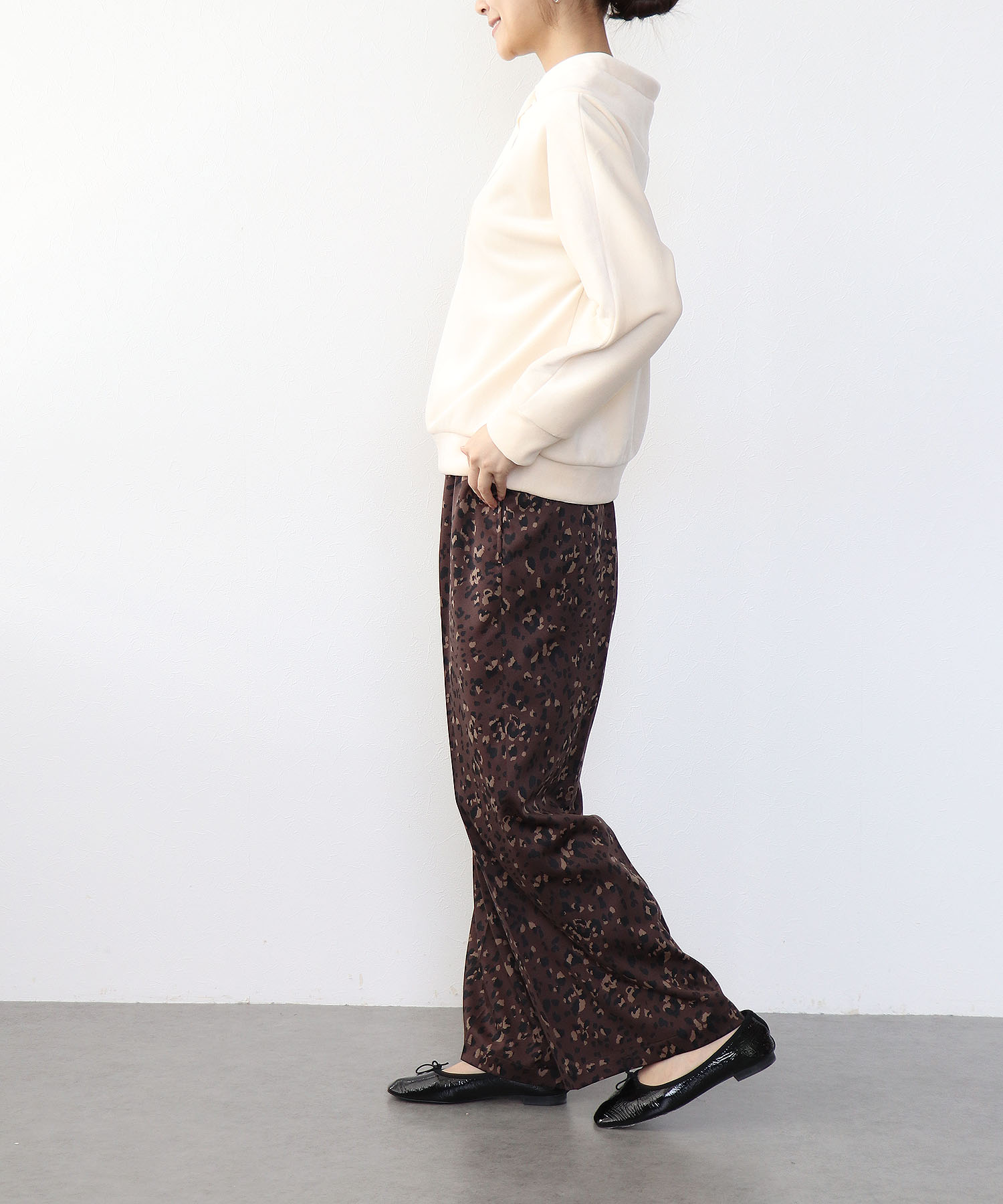 レオパード柄ストレッチサテンストレートパンツ