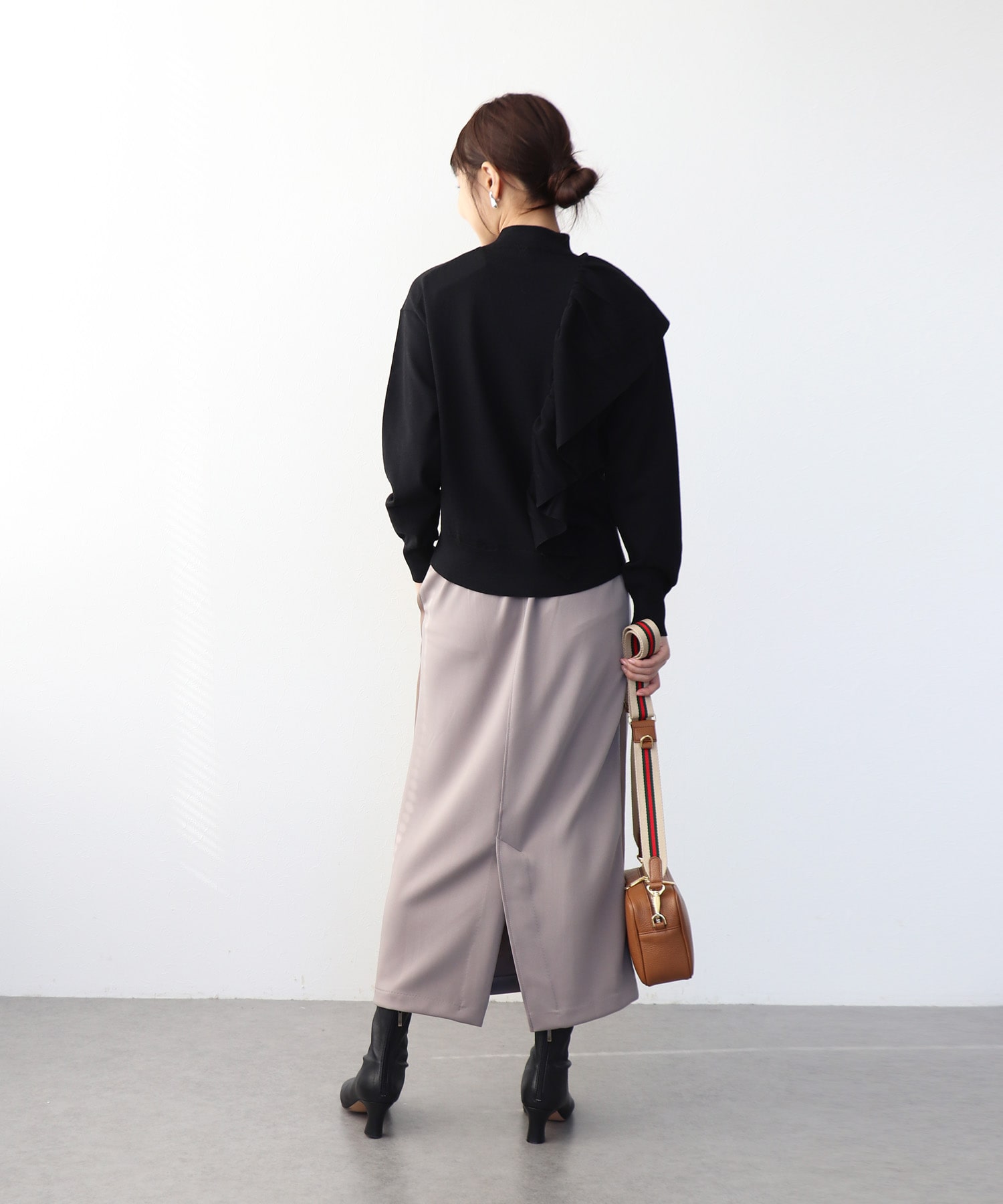 ショルダーラッフルプルオーバー