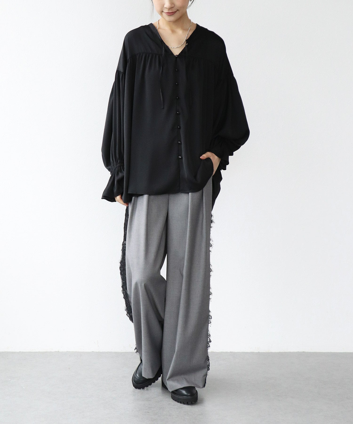 サテンギャザーブラウス