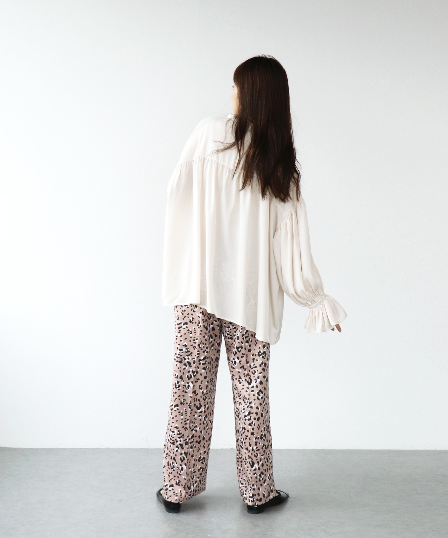 サテンギャザーブラウス