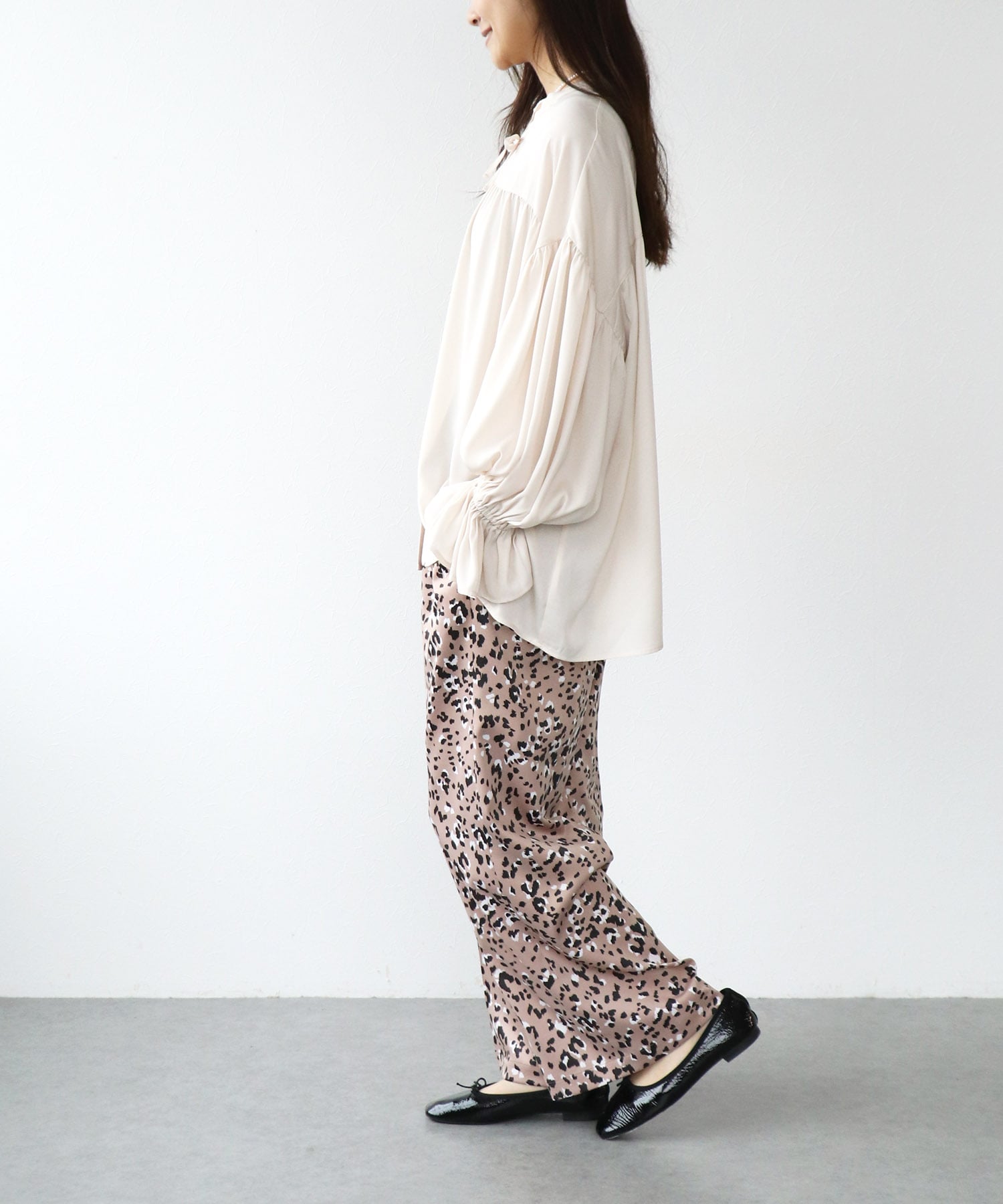 サテンギャザーブラウス